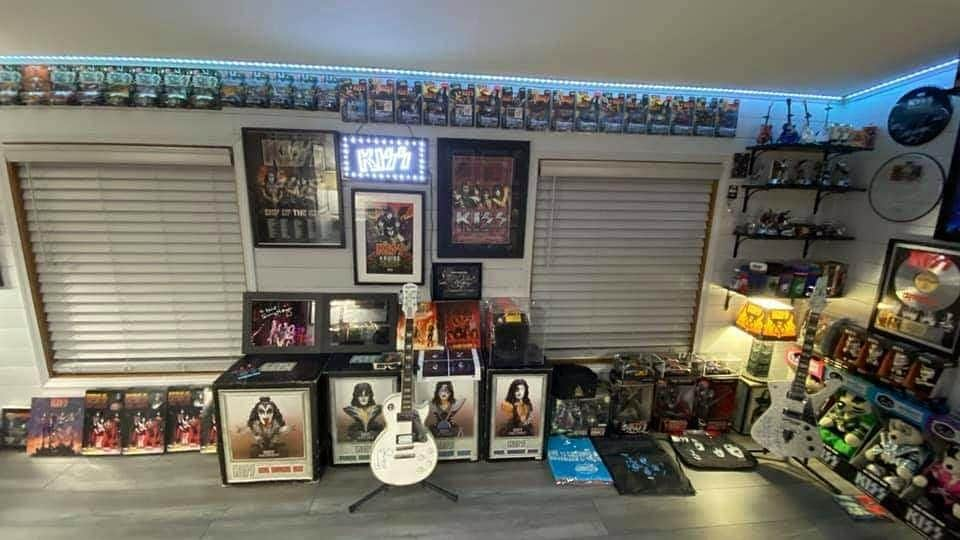 KISSさんのインスタグラム写真 - (KISSInstagram)「#CollectingKISS! Thanks to Dave Roudebush for sharing his #KISS room with us. Awesome! #KISSARMYROCKS  Show us your #KISSRoom at www.KISSOnline.com/letters.」1月4日 23時06分 - kissonline