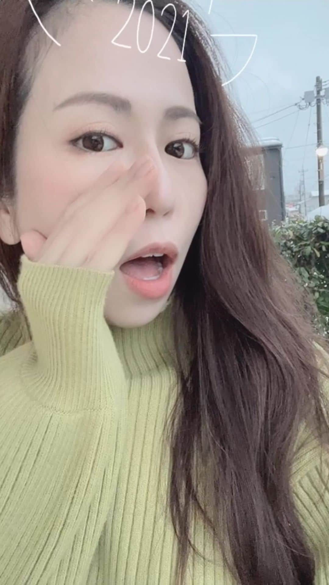 のインスタグラム：「金沢は極寒だった🥶🥶🥶 息が白くなる💭 . . #石川県 #金沢市 #実家 #帰省 #息が白い #吐息 #雪 #雪景色 #積雪 #積雪やばい #北陸 #北陸旅行 #北陸写真部 #寒い #寒い日 #寒い日コーデ #子育てぐらむ #2人育児 #雪」