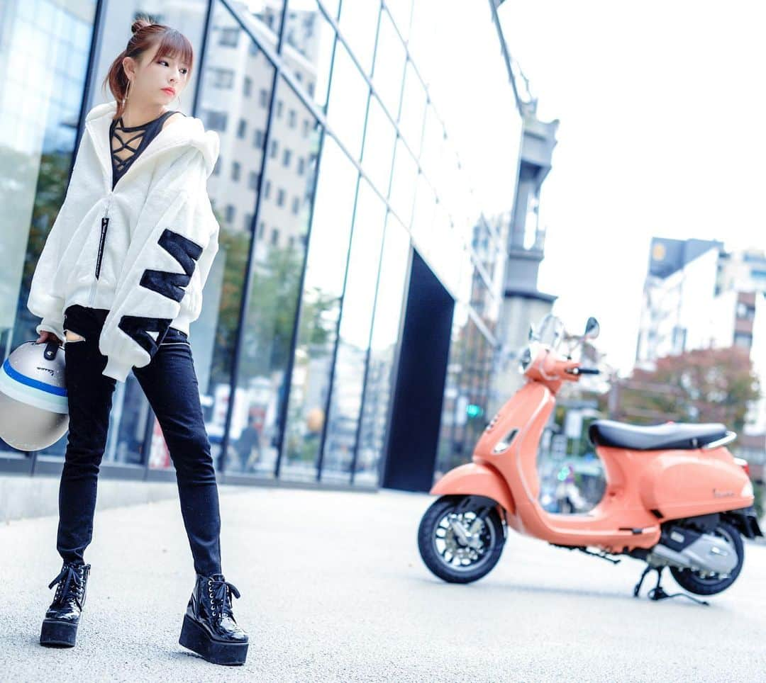 葉月美優さんのインスタグラム写真 - (葉月美優Instagram)「❥VESPA LX 125 i-GET . . このカラーリングも可愛いんだ💕 生で見ると尚更よさがわかる！ . . . プリマベーラ150の方も加速も安定感もバッチリだし◎ . . . GOGGLE発売中2月号より . . . . . #ベスパ　#vespa #vespalx125 #vespalx #バイク女子 #スクーター #fashion #ファッション #コーデ #美容」1月4日 23時10分 - miu_haduki