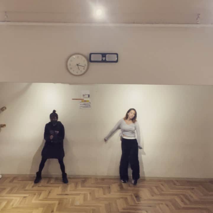 のインスタグラム：「I danced today✨  今日はランニングしなかったので、ダンスで消費💃かなり久々だったので、動きが雑💦😂  でも楽しかった💕 ダンサーゆりなと☺️ @yurina.w0513   ありがとう🙏  #dance #エクササイズ #ダンス ＃カロリー消費」