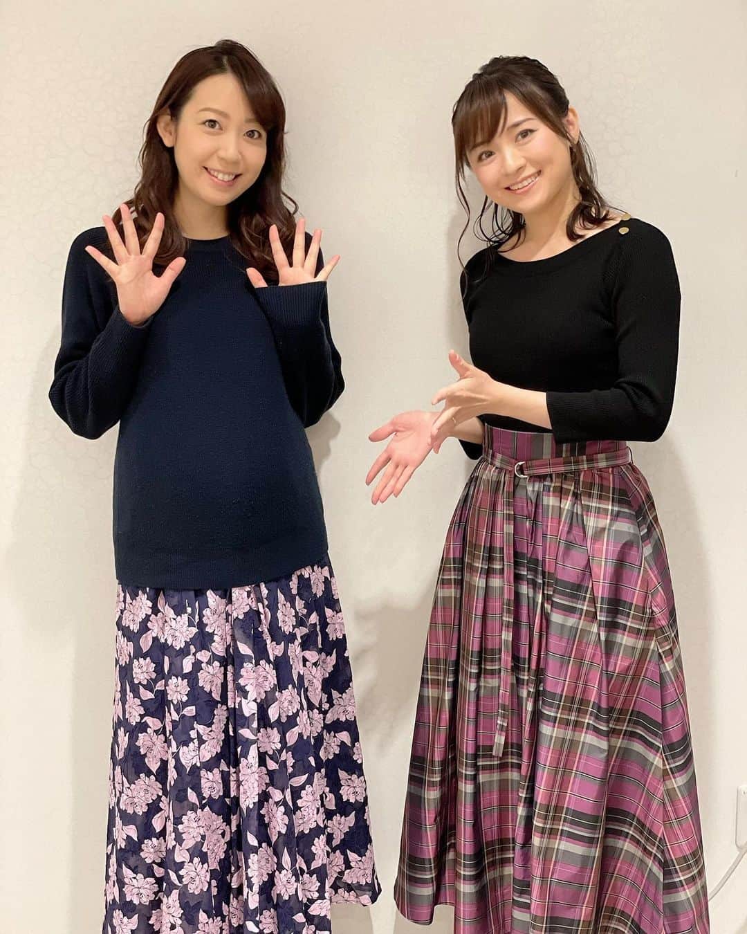 須黒清華のインスタグラム：「2021年も穏やかではないスタートとなっていますが… 今日から仕事始めという方も多かったですよね‼︎ 会社に行かなくて良いというのはとても不思議で、やはりちょっと寂しい気持ちです💦 . 写真は年末、最後の収録前にやっと会えた同期の繁田アナ @handa_miki です💕 コロナでなかなか会えず、このまますれ違うところでした💦 . ちょっと前にママになった繁田アナは、メールでも出産前に必要なものやしておいた方が良いことなど、事細かに教えてくれています🍀 この日は使えそうなお下がりグッズまでたっぷり持ってきてくれていました✨ やっぱり持つべきものは同期😭✨ . コロナが収束したら、またゆっくり会いたいなぁと思っています💕 . #同期 #繁田美貴 #須黒清華 #テレビ東京アナウンス部 #出産準備 #2021年 #仕事始め」