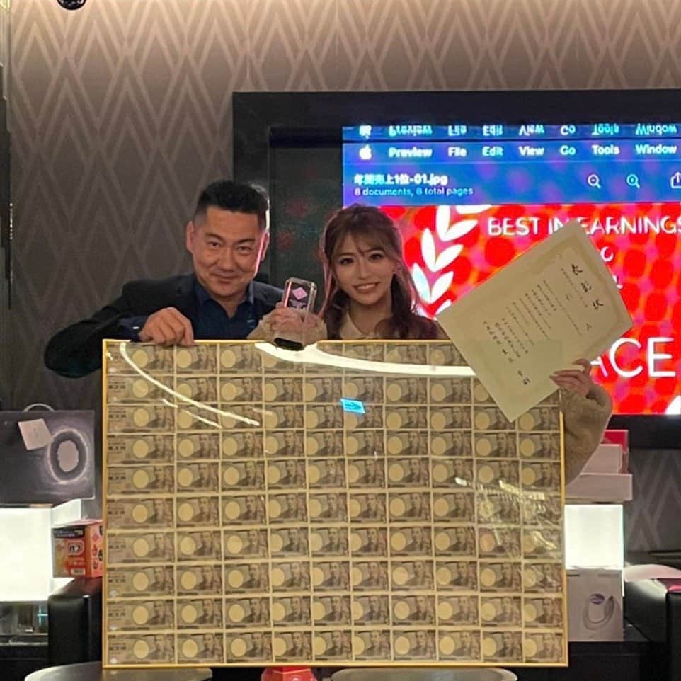 れみのインスタグラム：「明けましておめでとうございます🎍✨  去年は１２月売り上げ１位🥇 年間売り上げも１位でした🥇  ２０２０年は想像もしていなかった事が起き、色々な事が見えた１年でした。 大変な時期にも関わらず助けに来てくれた方々、一生忘れないと思います✨ 私は特別可愛い訳でも、気が利く訳でもないし、特技も何もありません。ワガママの怒りんぼで酔うとポンコツです😂笑 そんな私なのに去年も１年輝かせてくれた方々に感謝です、ありがとう過ぎてありがとう！  ララには凄いキャバ嬢さん達が沢山います！そして私は尊敬出来るキャバ嬢さん達と一緒に働けて心から幸せです☺️💕✨✨  私もキャバ嬢としては勿論だけど、一人の女性としてもカッコよくなりたいです！ もっと新しい事にも今年は挑戦したいな、と😌✨✨  まだまだコロナ禍で苦しい世の中ではありますが、今年もどうぞよろしくお願い致します。  今年も皆んなが健康で楽しく過ごせますように✨」