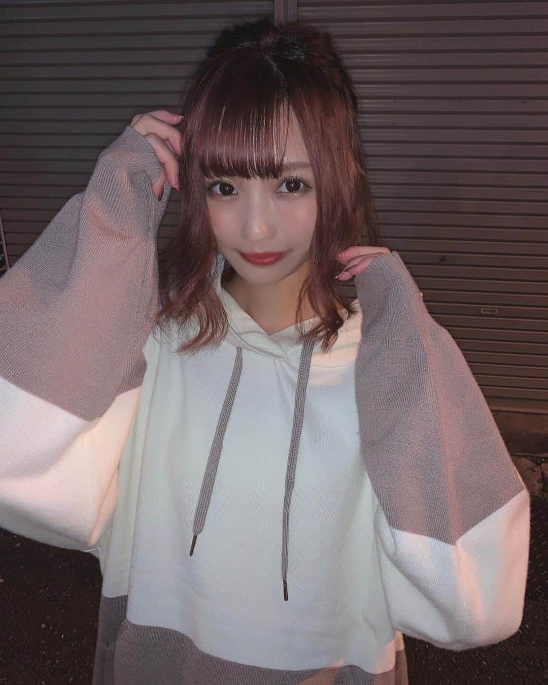 のインスタグラム：「. . . . . 新ブランド 『Racine』 @racine.store さんのふんわりモカパーカーが可愛い過ぎるんです☕️♥︎ . . . 生地がモチモチで柔らかいので、着心地めちゃくちゃ良いんです♥︎ . 素材にこだわっていて、バイカラー部分に縫い目がないんです👏なんと糸から作っているそうですよっ!! . . サイズ感もすんばらしくてゆったり着られるので沢山愛用したいと思います◡̈♥︎ . . . 凄く可愛いBOXに入っているのでプレゼントにも最適です🎁✨ . . ただただ可愛いっ☺️♥︎ . . . . https://racine.official.ec/ . . . . . #racinestore #ラシーヌ #ふんわりモカパーカー #パーカー #パーカーコーデ #pr #ニットパーカー #おそろいコーデ #パーカー女子 #パーカー好き #ファッション #ootd #fashion #着回しコーデ #ボブ #ボブヘアアレンジ」