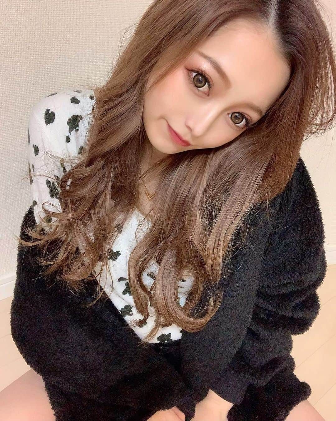 SUZUさんのインスタグラム写真 - (SUZUInstagram)「❤︎﻿ ﻿ 丑柄の服🐮🖤﻿ ﻿  【 𝟐𝟎𝟐𝟏年 抱負💭】﻿ ﻿ BABYが産まれてMAMAになって﻿ 育児大変やとおもうけど 可愛い我が子の為に﻿ 日々頑張る💋﻿ ﻿  自分の時間なくなるのは覚悟で﻿ でも美意識あげて自分磨きも﻿ 絶えず頑張る✨﻿ ﻿ ﻿ そして、日々仕事頑張ってくれてる👦🏼の事﻿ 1番近くで支えれたらな　と思います💗﻿ ﻿ ﻿ 今年1年も楽しく　幸せな暮らしができますように✨  #2021#抱負#あけおめ #丑年#年女#🐮❤️ #me#selfie#code#fashion #lfl#followｍe#gal#ootd#gyda #ギャル#メイク#ロングヘア #カラコン#マツエク#オシャレ #オシャレさんと繋がりたい #ぷんにー#妊婦コーデ#妊婦生活  #妊娠中期#妊娠７ヶ月#ぷんにーらいふ #妊婦さんと繋がりたい#👶🏼❤️」1月4日 23時28分 - suzuchibi