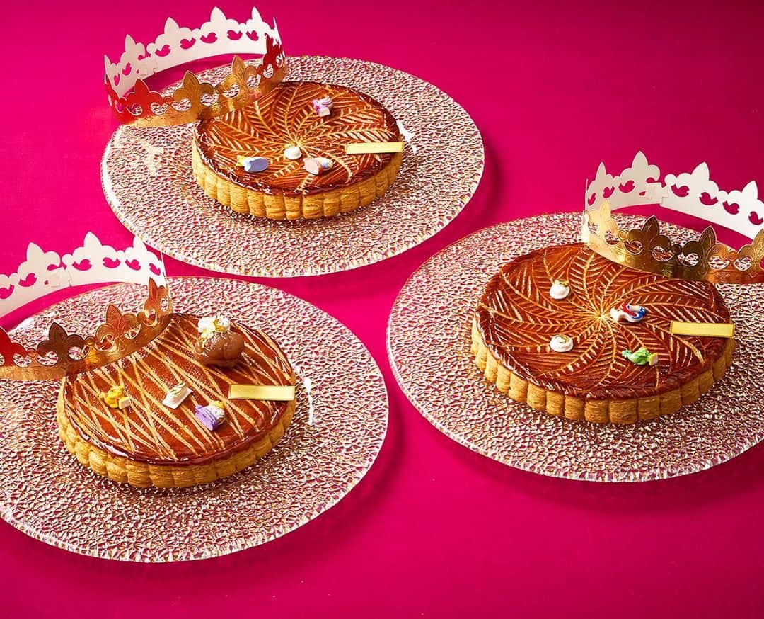 InterContinental Tokyo Bayさんのインスタグラム写真 - (InterContinental Tokyo BayInstagram)「. エピファニー（公現祭）の日、1月6日に食べられる、新年に幸運をもたらすと言われているフランスの伝統菓子「ガレット・デ・ロワ」👑 . N.Y.ラウンジでは、プレーンとマロンポワールの2種類をラインアップ。 徳永の作る焼菓子の中でも特に評判が高く、甘さ控えめでさくさくとしたパイ生地が特徴です🥧 . 口どけのよいサクサクのパイと、シシリーとスペイン産のアーモンドを使用したフランジパーヌクリームをたっぷり使ったガレットです😋 . 今年の新作、「ガレット・デ・ロワ　マロンポワール」は、栗のまろやかな甘味を引き立てるクレームダマンドとパート・ド・マロンに、キャラメリゼした洋梨をアクセントに合わせ、栗の味わいを存分に楽しめる一品です🌰 . フェーブを集めるのも楽しいですね😊  . #intercontinentaltokyobay  #intercontinental  #インターコンチネンタル東京ベイ #ホテルインターコンチネンタル東京ベイ  #nyloungeboutique  #nyラウンジブティック #ガレットデロワ #galettedesrois  #エピファニー  #フェーブ #スイーツ #パイ  #マロン #ポワール  #🌰 #👑 #フランス伝統菓子  #公現祭  #デザート  #ニューヨークラウンジブティック  #フランス」1月4日 23時23分 - intercontitokyobay