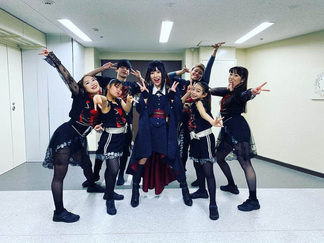 鈴華ゆう子のインスタグラム：「一緒に和楽器バンド日本武道館を盛り上げてくれた仲間たち。WGBダンサーズのみんな！振付のavecooさんはワドミやシンクロニシティのMVの振付もしてくれているよ！ ダンサーの子供達可愛かったー♡♡ありがと！ #和楽器バンド #鈴華ゆう子 #Wagakkibnd #yukosuzuhana #avecoo @avecoo」