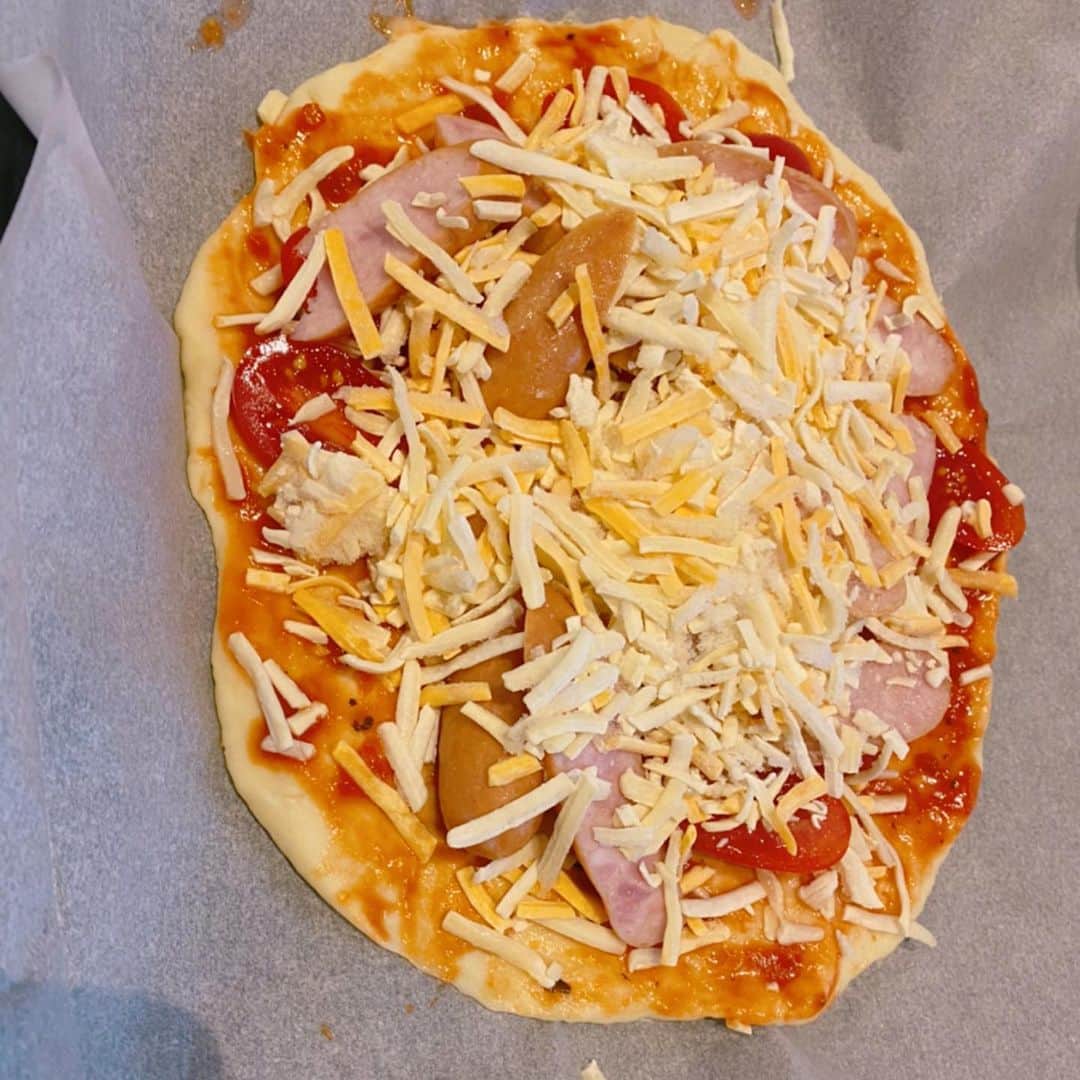 藤本美貴さんのインスタグラム写真 - (藤本美貴Instagram)「新年から何故かピザを焼く！笑  初めてで適当にやってみたけど美味しかった！笑」1月4日 23時31分 - mikittyfujimoto