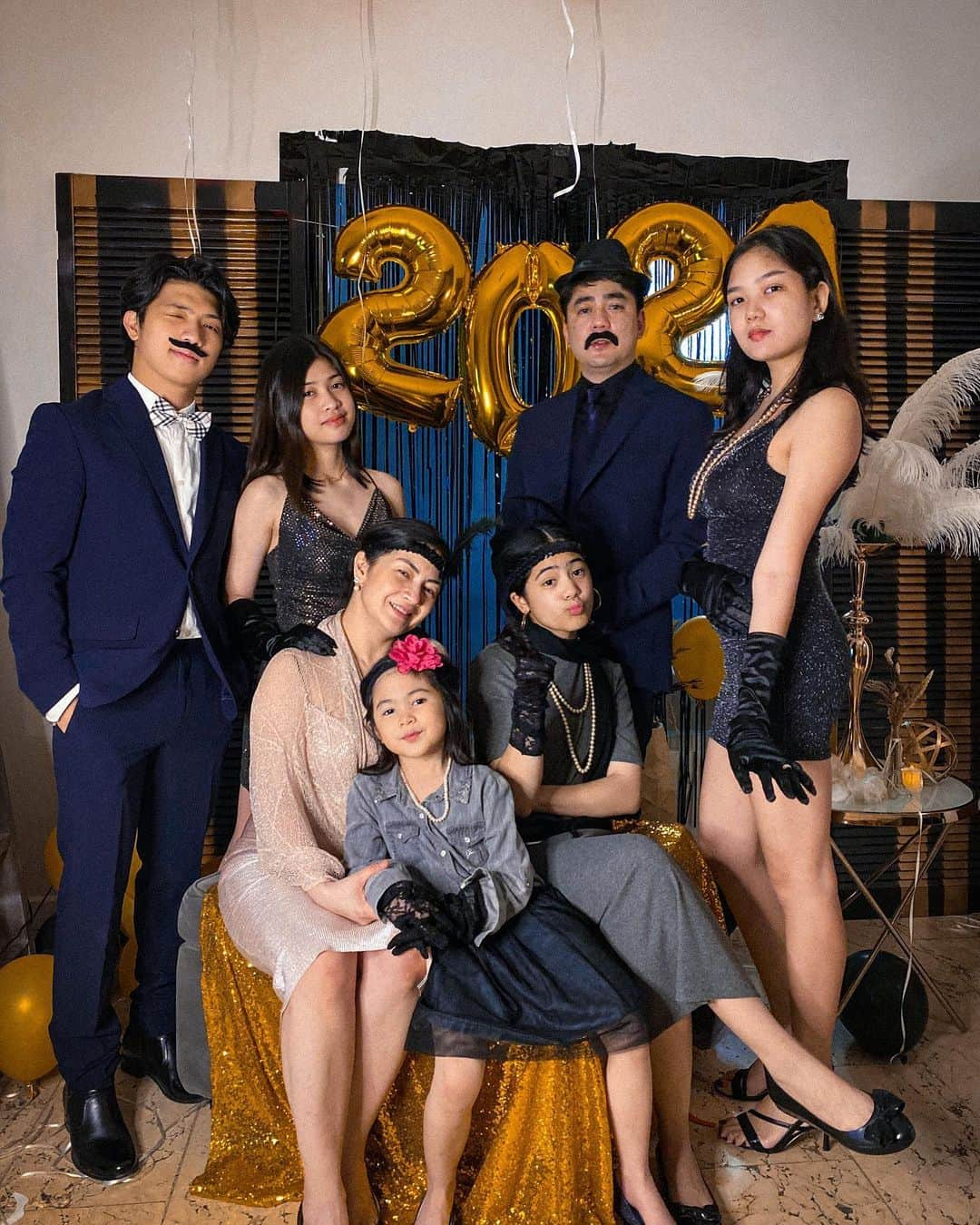 Ranz Kyleさんのインスタグラム写真 - (Ranz KyleInstagram)「la familia new years eve 🎆🎇 #nye2021 vlog is out now! 👨🏻」1月4日 23時34分 - ranzkyle