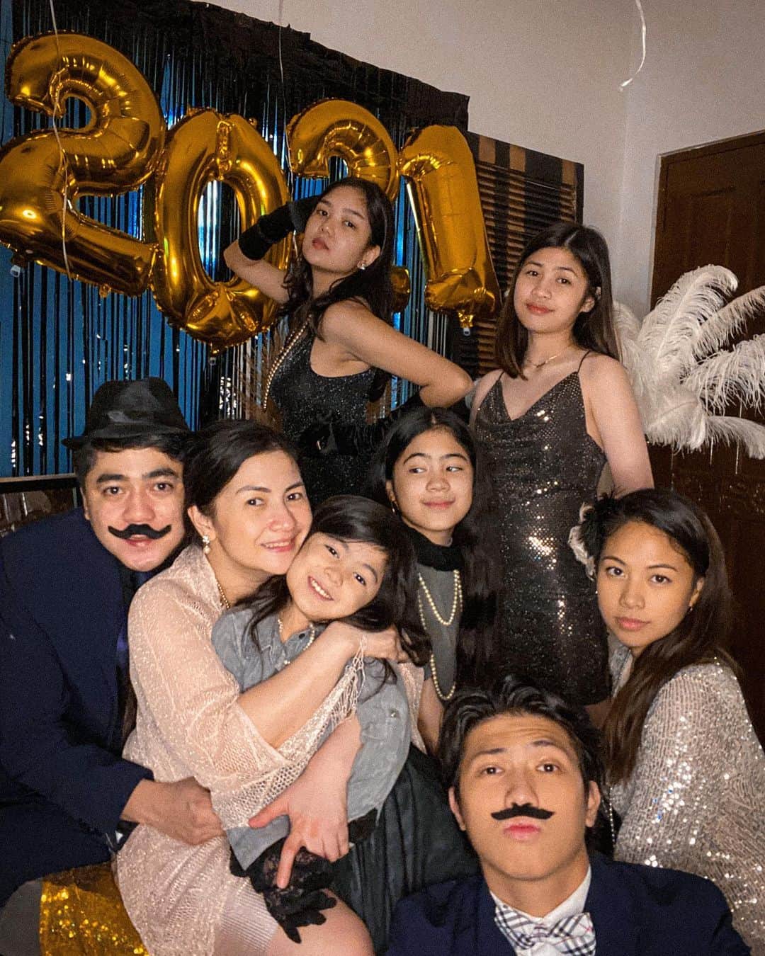 Ranz Kyleさんのインスタグラム写真 - (Ranz KyleInstagram)「la familia new years eve 🎆🎇 #nye2021 vlog is out now! 👨🏻」1月4日 23時34分 - ranzkyle