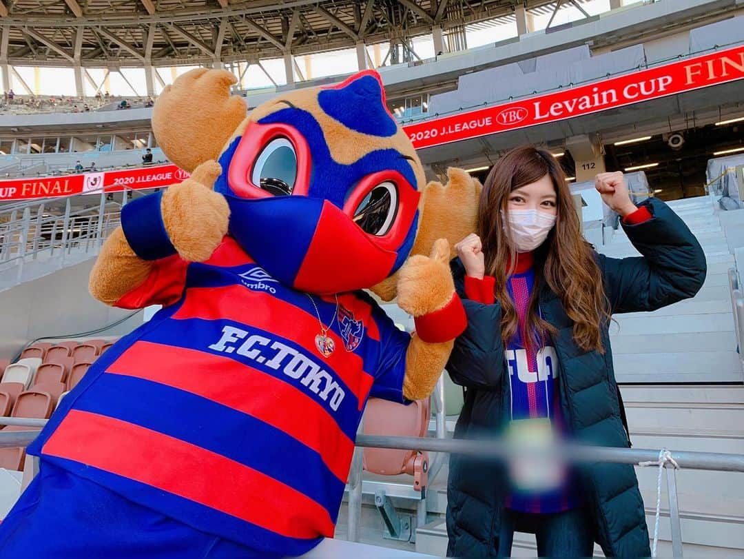 橘ゆりかさんのインスタグラム写真 - (橘ゆりかInstagram)「🔵🔴🏆🔵🔴﻿ ﻿ FC東京 #ルヴァンカップ ﻿ 🎉優勝おめでとうございます🎊﻿ ﻿ 2012年から応援番組 J:COM「FC東京ビバパラダイス」のリポーターをしていて…﻿ 私にとって初の優勝を目の前で見届けられてうれしかったし感動しました😭😭﻿ ﻿ ずっと応援しているチームのみなさんが﻿ キラキラの笑顔でカップを掲げている。。。﻿ 素晴らしい景色を見せてもらいました🏟﻿ ﻿ 私の夢を叶えてもらいました！！﻿ ありがとうございます🌟﻿ ﻿ たくさんルヴァン食べてゆっくり休んで、また2021シーズンもがんばってください✊‼️﻿ ﻿ ﻿ #fc東京 ﻿#東京ドロンパ #国立競技場 #俺たちの国立 #fctokyo #橘ゆりか #jcom #fc東京ビバパラダイス #ビバパラ」1月4日 23時36分 - yuricalcal