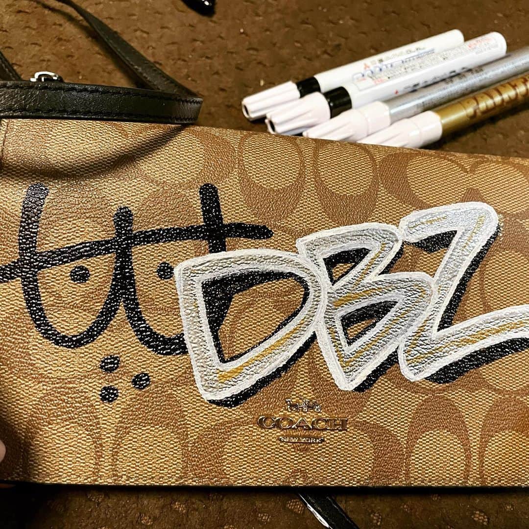 鈴香音色のインスタグラム：「今年の書初め #ショルダーウォレット #落書き WA #DBZ #coach #coachbag」