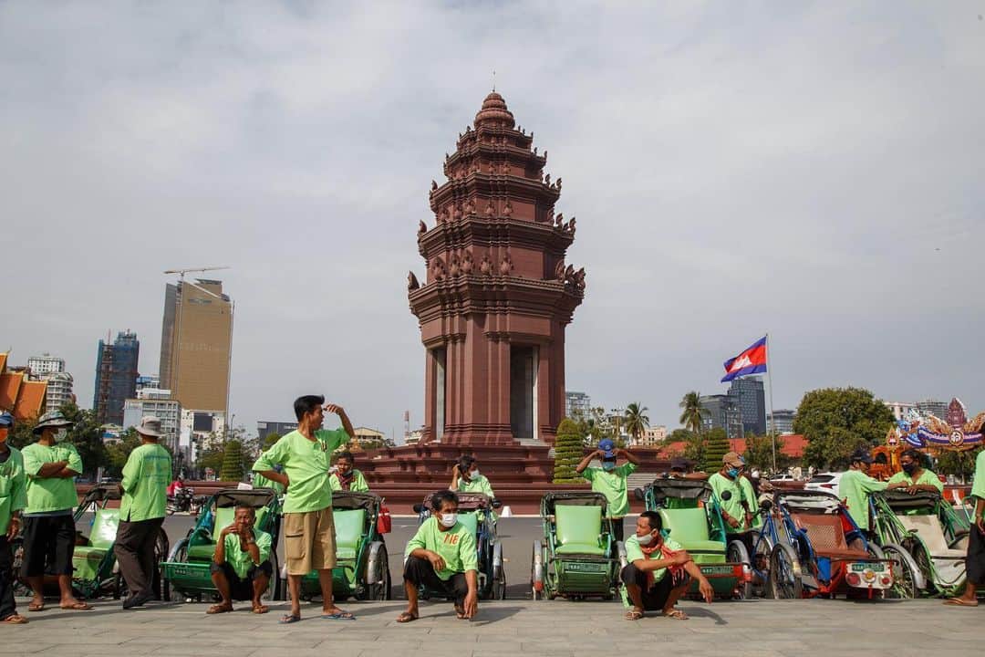 Shunsuke Miyatakeのインスタグラム：「There are a lot of super cars on the street. “Bigger is better” mindset here and there. “New is cool” everywhere. But going around Phnom Penh on Cyclo with quite human drivers and '60s Khmer funk music is the unique experience like no other. Tags of brands can be copied, but cultures of brands can't be copied.」