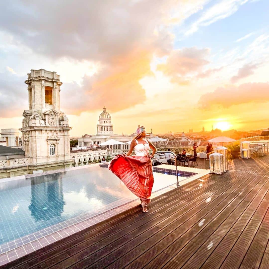アリサ・ラモスのインスタグラム：「Happy Birthday to meeee from Havana!!! 🍾🎉💃🏼🎂 . My first bday abroad, and so grateful to be spending it in the place where my family comes from! And extra special because it's also the first time some of my friends have traveled somewhere for my bday! (I try every year but since it's so close to NYE it's impossible 🤣) . Excited to spend the day relaxing and salsa dancing as I continue the journey into my 30's! I can't believe I started my solo travel adventures when I was 25, and am still traveling at 33, and how much I've evolved and grown in that period! . For example, now I can actually afford to take myself to the nice restaurants here in Havana for my bday 🤣 and am not shy at all to wear big dresses to take photos while everyone stares haha . Anyway, thank you all who have stuck with my ever-evolving journey, and for anyone who will continue to do so since I don't plan on stopping!! . Big kisses from Cuba! xoxo - Alyssa . . #havana #birthdaygirl #happybirthday」
