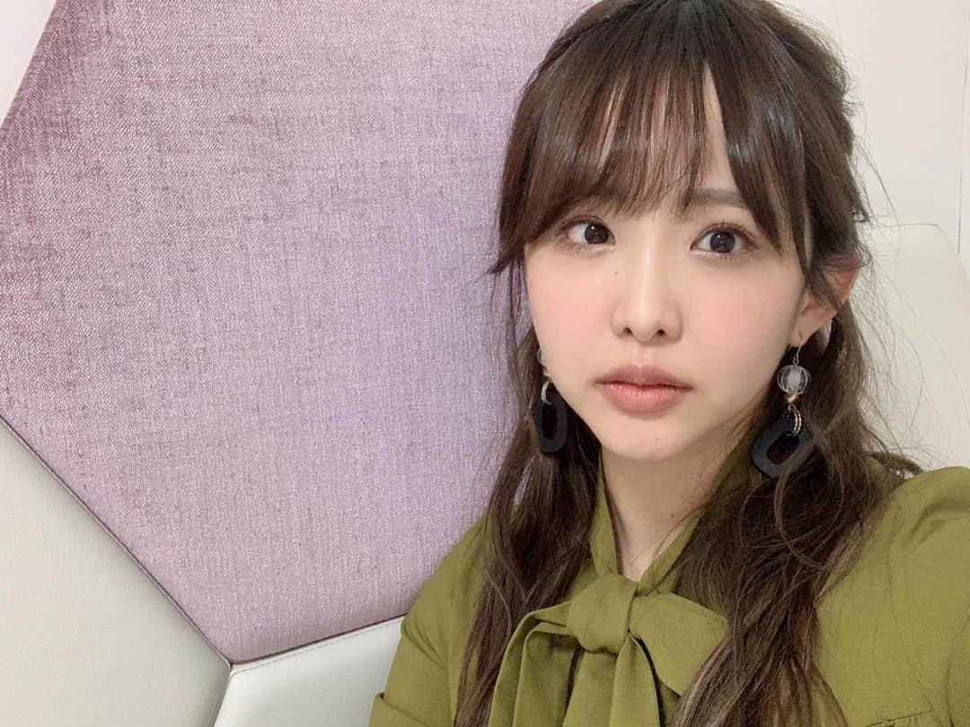 松村香織のインスタグラム：「泊まったホテルの壁が 可愛くてとりあえず撮った✌　　　　  2枚目はTVだしとりあえず 爪をケアしなきゃと 急いで塗ったネイルを アピールしてます💅  爪が薄くなるのが嫌で ジェルネイルも しなくなってしまった😢  かわいいから憧れるけど なんだか続かないのよね  女の子って大変〜」