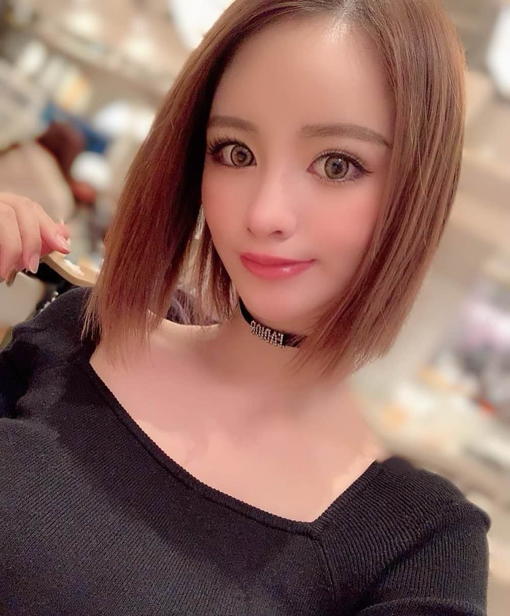 姫奈のインスタグラム：「. . 髪の毛長くなったり短くなったり忙しい💇🏻‍♀️笑 . 旦那氏から短い方がいいって言われるから 伸びるまでは短いの楽しもうかな😚💓💓 どっちの方がいいー🥺？？笑 . . . #hairstyle #shorthair」