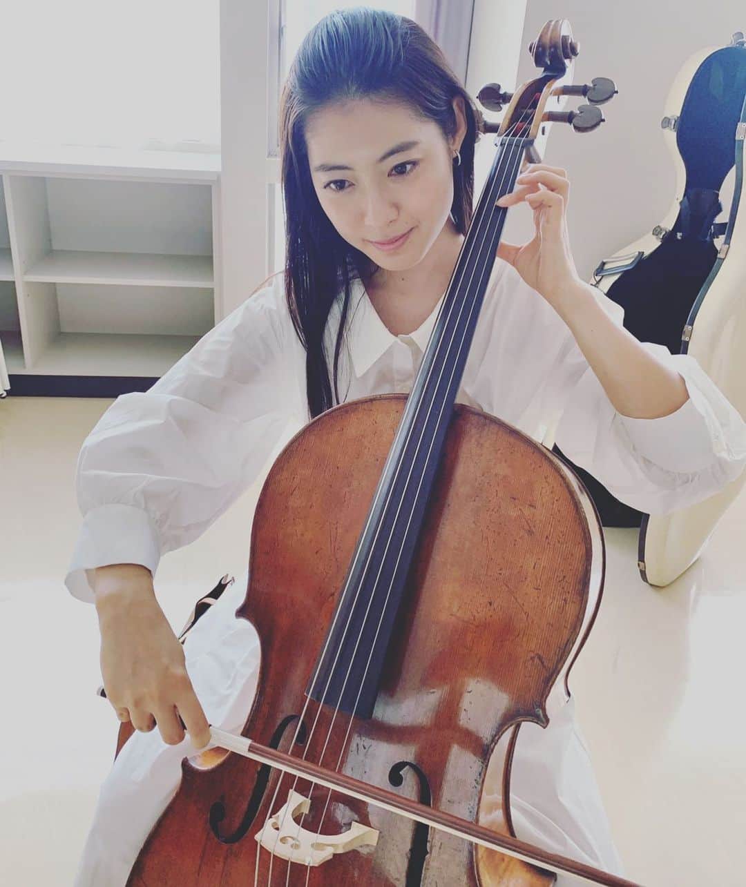 瀧本美織のインスタグラム：「🐳🐳🐳 ネプリーグありがとうございました🙏   #知ってるワイフ  #チェロ」