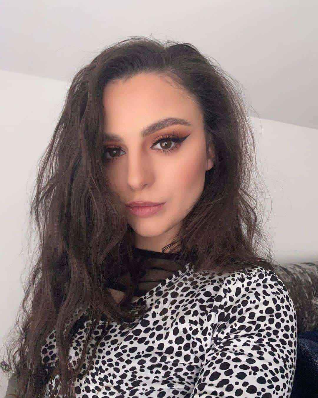 シェール・ロイドのインスタグラム：「A very rainy Monday 🌧 I love the sound as it hits the window. How are you? I hope you’ve had a nice day 🥰」