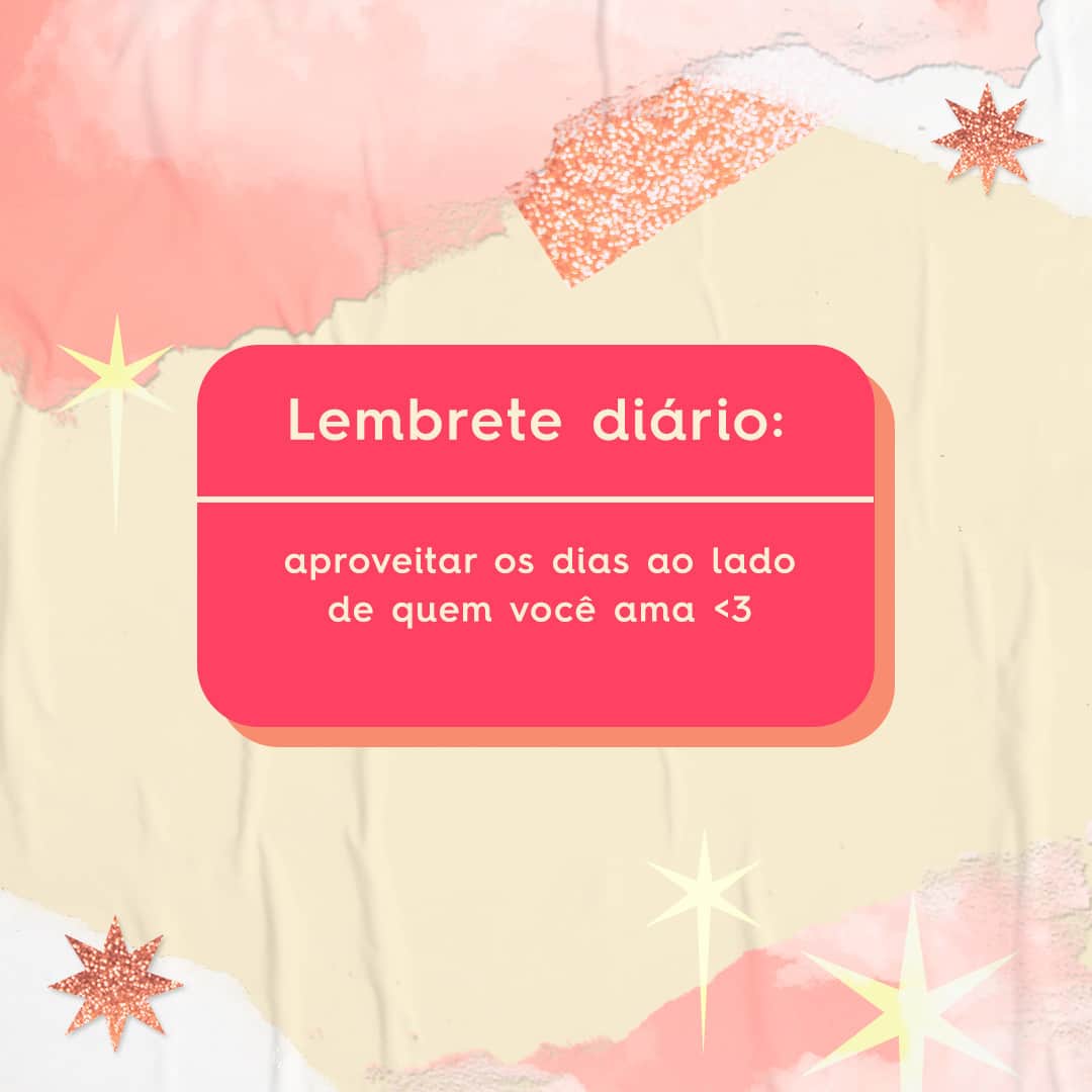 ザクシーのインスタグラム：「O que desejamos pra todos os dias de 2021: viver do ladinho de quem a gente gosta 💖 Marca o @ de quem você ama muito!  #pracegover #pratodosverem: Na foto, temos o fundinho rosa claro com alguns rasgos e estrelinhas rosas. No centro, temos um lembrete com o seguinte texto: Lembrete diário: aproveitar os dias ao lado de quem você ama <3」