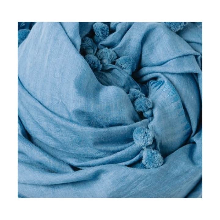 マッタのインスタグラム：「Blue is an all-purpose healing color. Helping disharmony calms the mind and nerves, it relaxes the nervous system... ⁠ ...seen here our Dupatta Shawl in Light Indigo. ⁠Part of our natural dye collection 🦋 >> link in bio for more <<」