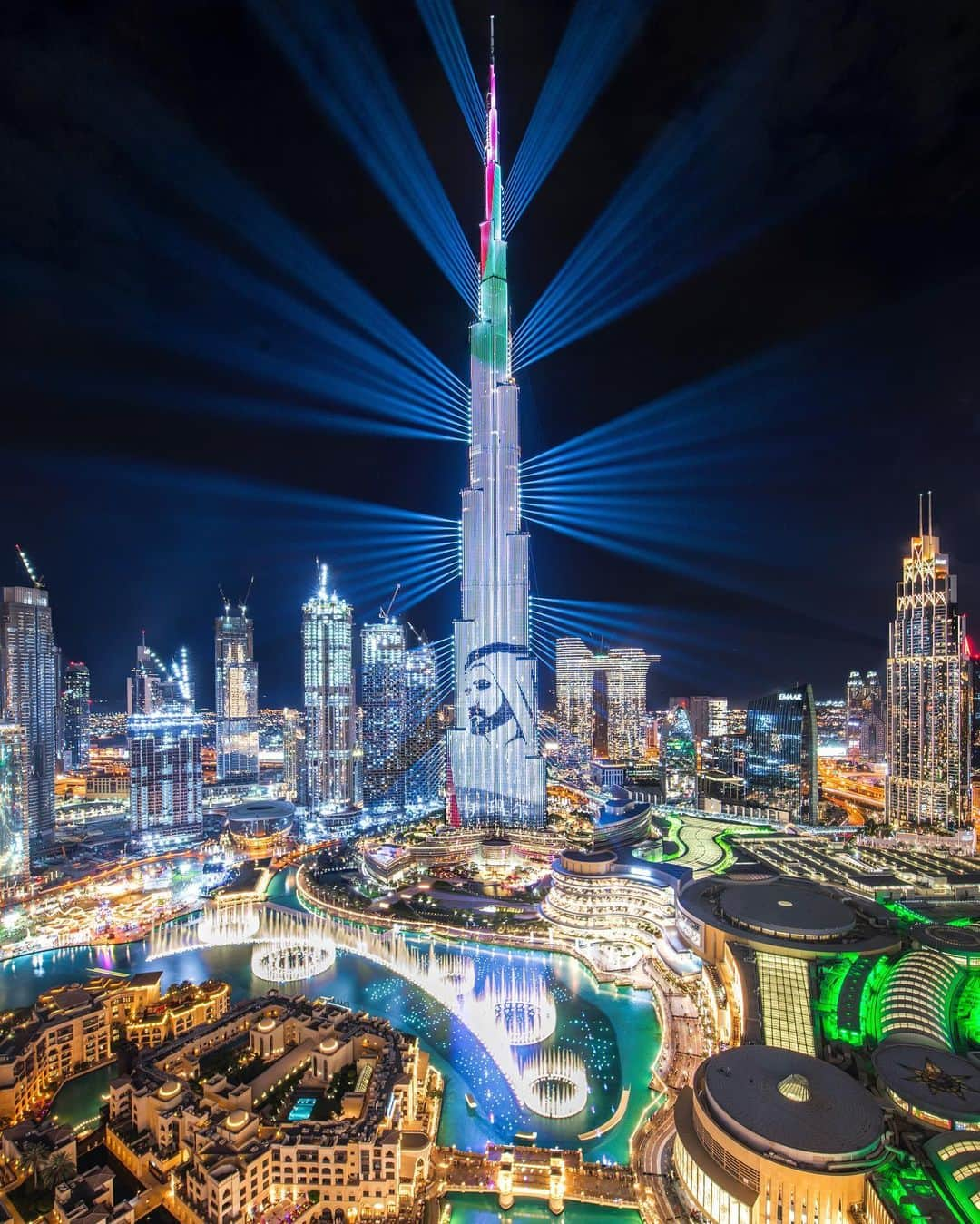 エミレーツ航空さんのインスタグラム写真 - (エミレーツ航空Instagram)「Today marks 11 years since the official opening of @burjkhalifa, the world’s tallest building.  The anniversary coincides with the accession of @hhshkmohd as UAE Vice President and Prime Minister, and Ruler of Dubai, whose towering vision drives Dubai to excel and reach for the stars.  #BurjKhalifa #MyDubai #FlyEmiratesFlyBetter #EmiratesAirline   📸 @dubai.uae.dxb」1月5日 0時02分 - emirates