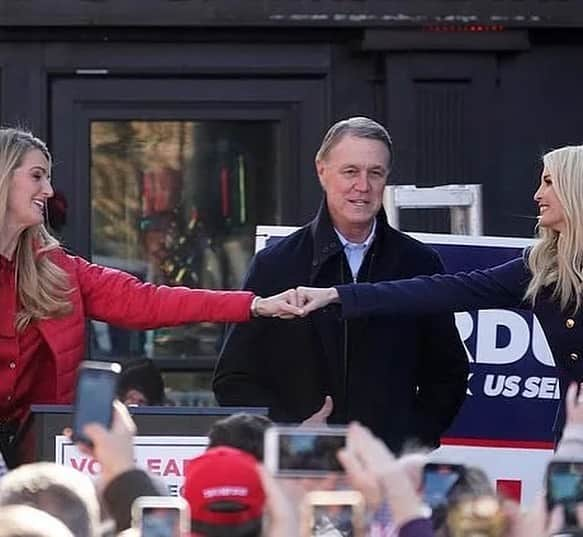 イヴァンカ・トランプさんのインスタグラム写真 - (イヴァンカ・トランプInstagram)「Headed back to the great state of Georgia with @realdonaldtrump today!   Georgia, cast your vote for Senators Kelly Loeffler and David Perdue tomorrow to send a resounding message to Washington: American patriotism is alive in Georgia – and Georgia will keep freedom alive in America! 🇺🇸」1月5日 0時06分 - ivankatrump