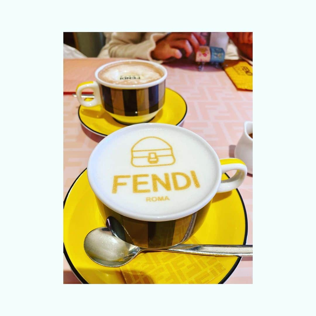 神田うのさんのインスタグラム写真 - (神田うのInstagram)「娘💕とFENDI CAFFEでランチ🍴☕️☺️ とっても素敵な雰囲気だったからグラスシャンパーニュをオーダーしたかったのですが娘の目が厳しく😅断念し😅大人しくカフェラテを頂く事に（苦笑） 小さいしっかりものの母親がもう1人いるよう😅 でもそこが健気で愛おしいのです❤️ #娘とランチ#娘と#ランチ#fendicafe#娘とカフェ#娘とランチデート#娘とカフェデート#神田うの#unokanda」1月5日 0時06分 - unokandaofficial