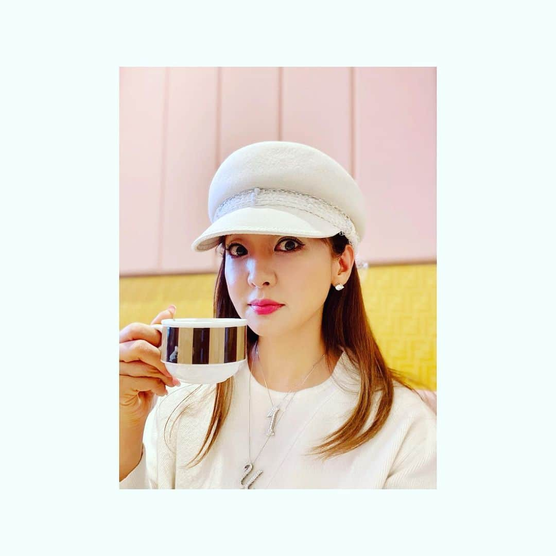 神田うのさんのインスタグラム写真 - (神田うのInstagram)「娘💕とFENDI CAFFEでランチ🍴☕️☺️ とっても素敵な雰囲気だったからグラスシャンパーニュをオーダーしたかったのですが娘の目が厳しく😅断念し😅大人しくカフェラテを頂く事に（苦笑） 小さいしっかりものの母親がもう1人いるよう😅 でもそこが健気で愛おしいのです❤️ #娘とランチ#娘と#ランチ#fendicafe#娘とカフェ#娘とランチデート#娘とカフェデート#神田うの#unokanda」1月5日 0時06分 - unokandaofficial