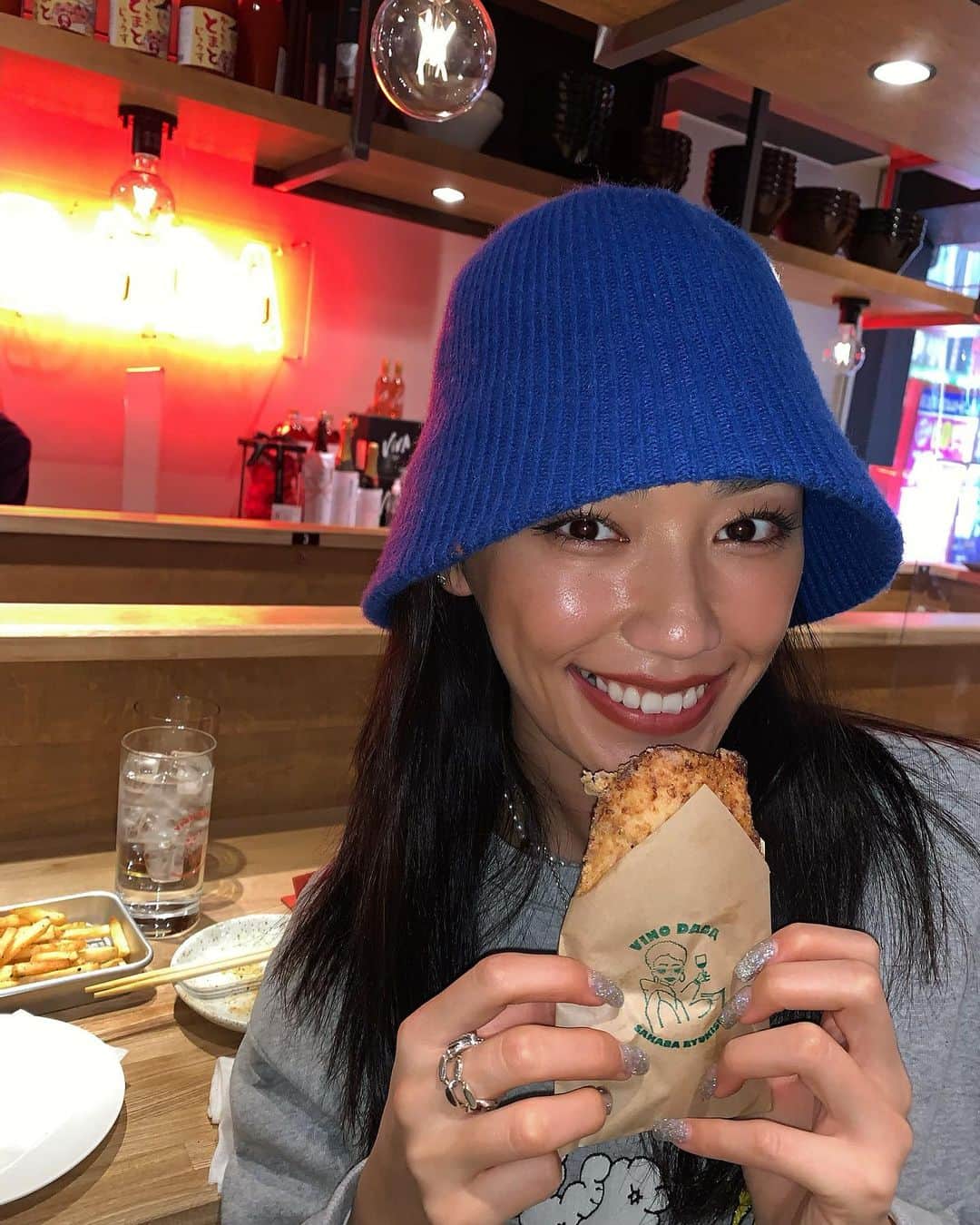 松本優のインスタグラム：「. . @vino.dada  ゆきちゃんのお店やっと行けた😍 お料理も美味しくてお店も可愛くてなんといってもワインセラーがすごいんです🤓❤️🍷 . お酒好きな方はもちろん！ お料理も本当においしいし、たくさんこだわってる素敵なお店🌼 . ぜひ行ってみてね🥺❤️ . . #大阪グルメ」