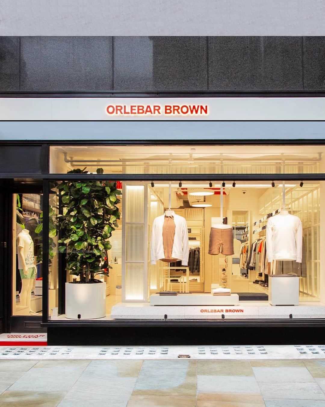 オールバーブラウンのインスタグラム：「Our UK stores may be temporarily closed, however our team are still on hand to ensure you are kitted out for your holiday season. ☀️ Email, call, chat or WhatsApp our concierge team who can help you with any enquiry. 🧑‍💻 ✉️: obconcierge@orlebarbrown.com 📞: +44 20 3856 3210 💬: +44 20 7785 6941  💻: live chat via our website #OBsAroundTheWorld #OrlebarBrown」