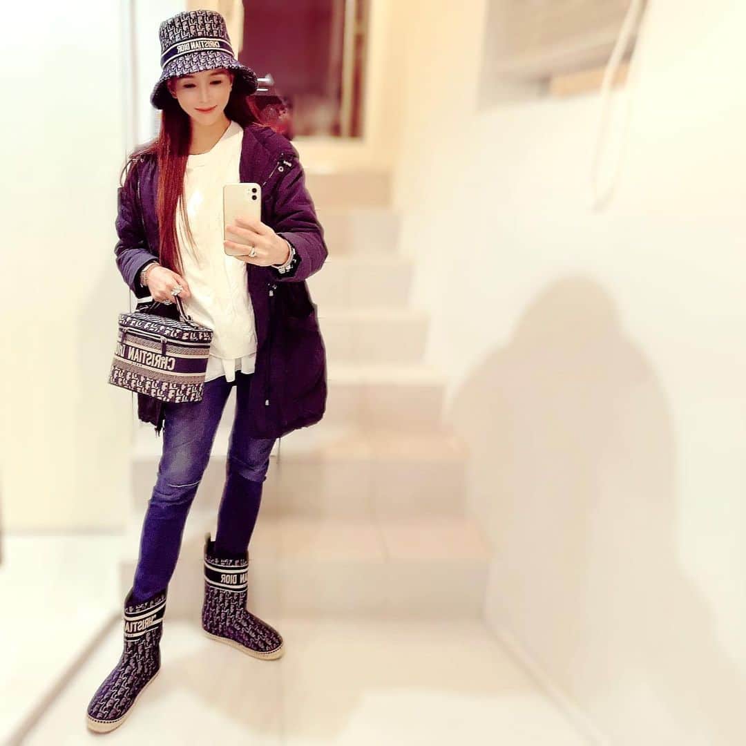 麻美さんのインスタグラム写真 - (麻美Instagram)「久々お出かけ ． 今日はパパのお買い物に 付き合って ． 私は我慢の日🥲 ． #shopping #ootd  #fashion #cordinate  #dior」1月5日 0時24分 - mami0s