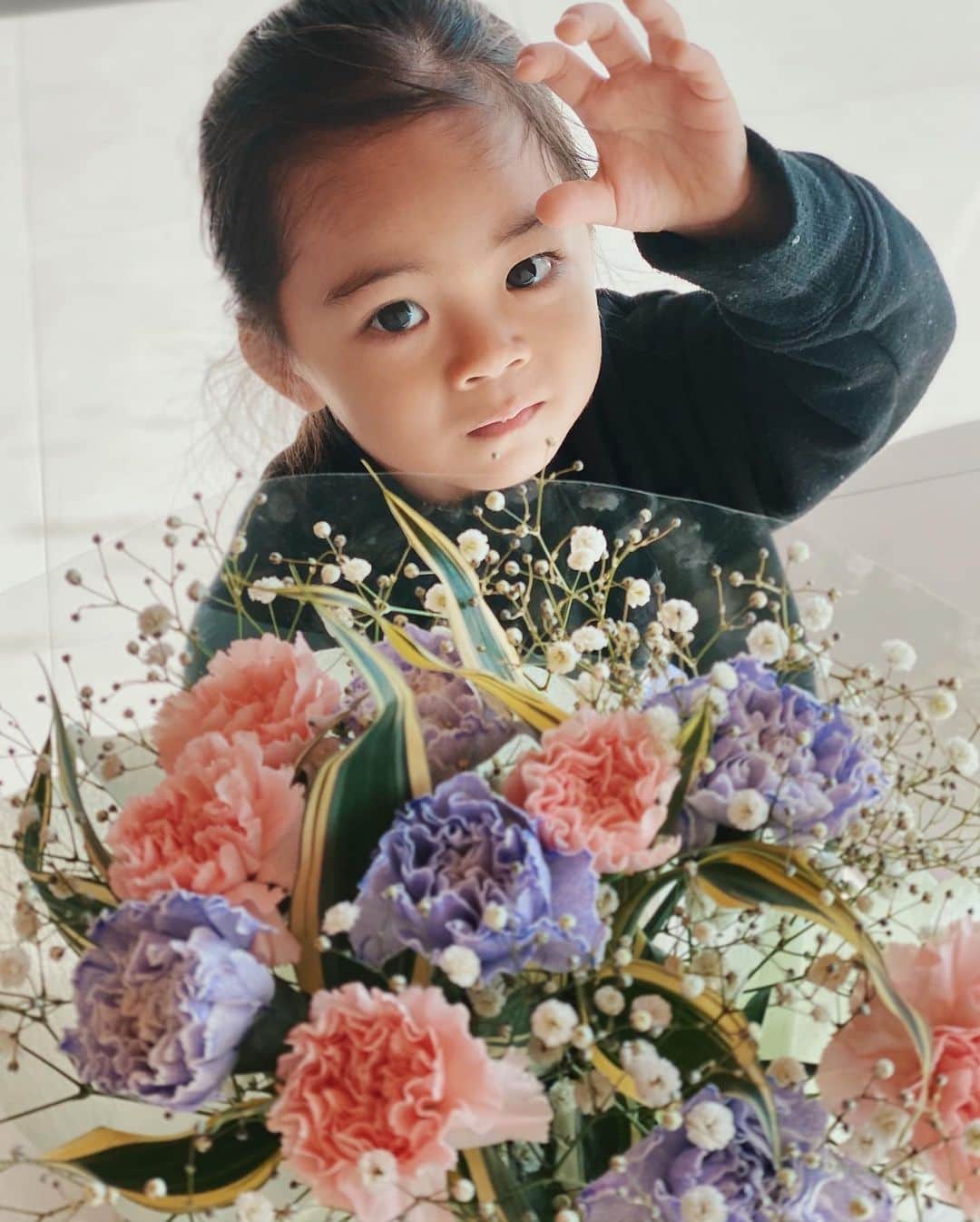 荻原桃子さんのインスタグラム写真 - (荻原桃子Instagram)「EITOがね お年玉にもらったお金を集めて　 MAMAのお誕生日に かわいいお花を買ってきてくれました😭✨  MAMAはGIRLだからって言って ピンクとパープルを 選んでくれたそうです  優しい男の子で泣ける  ありがとう🤍🤍🤍  #eitokohashi」1月5日 0時24分 - momokoogihara
