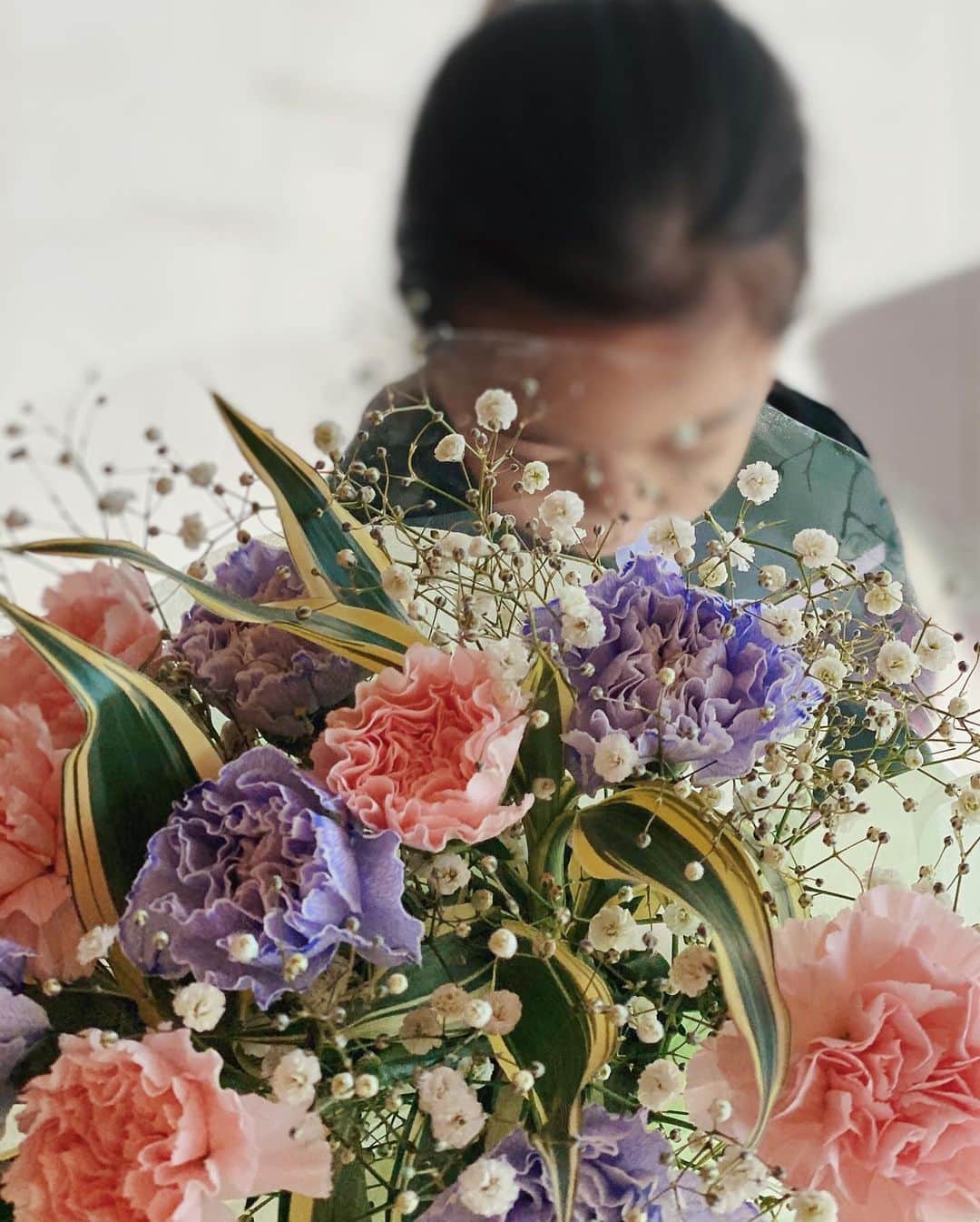 荻原桃子さんのインスタグラム写真 - (荻原桃子Instagram)「EITOがね お年玉にもらったお金を集めて　 MAMAのお誕生日に かわいいお花を買ってきてくれました😭✨  MAMAはGIRLだからって言って ピンクとパープルを 選んでくれたそうです  優しい男の子で泣ける  ありがとう🤍🤍🤍  #eitokohashi」1月5日 0時24分 - momokoogihara