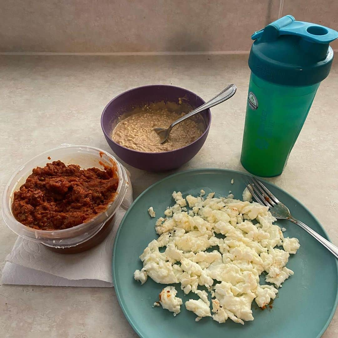 ランス・アーチャーさんのインスタグラム写真 - (ランス・アーチャーInstagram)「Interesting breakfast!  LoL. #eggwhites #oatmeal with #peanutbutter (of course) left over Bison meat spaghetti sauce (mostly meat) #lemonwater #aminoacids mixed drink.」1月5日 0時24分 - lance_hoyt