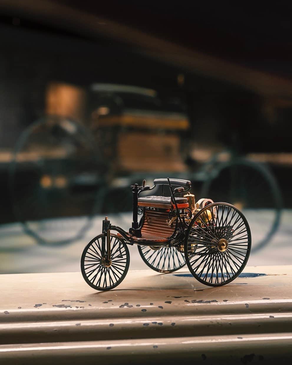 メルセデス・ベンツさんのインスタグラム写真 - (メルセデス・ベンツInstagram)「Enjoy the view of the classic Benz Patent Motorwagen miniature model, which heralded a new era of personal mobility in the 1880s.  Click on the shopping tag to get your own model car! #MercedesBenz #MBclassic #Motorwagen」1月5日 0時27分 - mercedesbenz