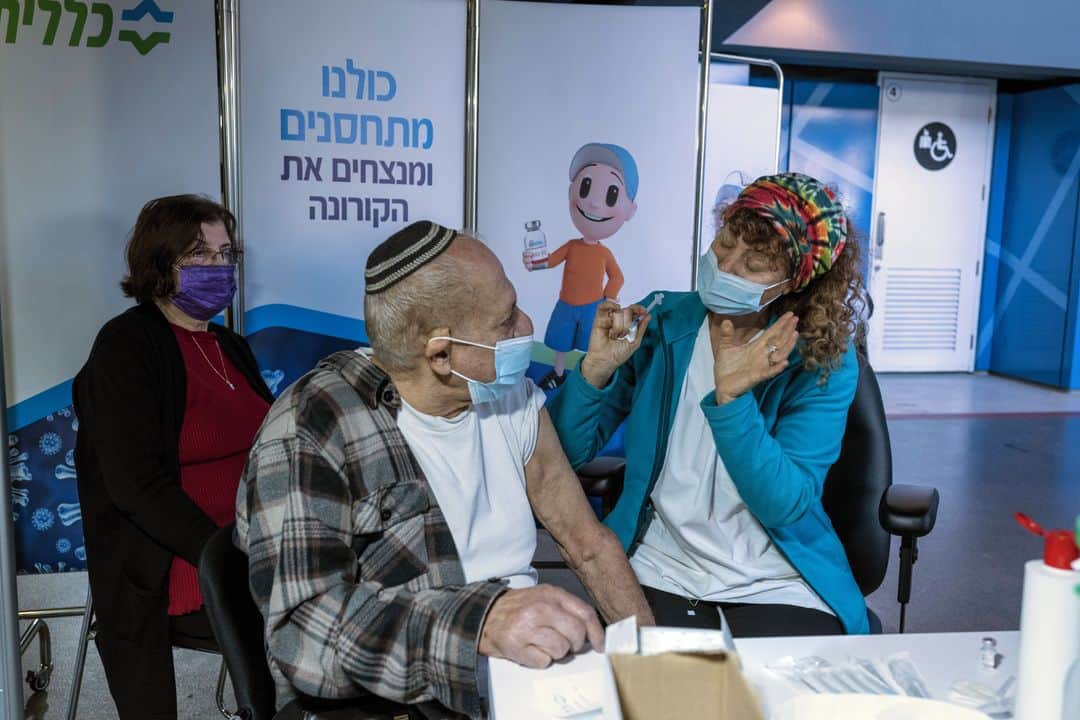 ルモンドさんのインスタグラム写真 - (ルモンドInstagram)「Mohamed Zahdeh déboutonne précautionneusement sa djellaba, à peine dissimulé par le rideau blanc qui isole quatre points de vaccination improvisés dans une petite salle d’une clinique de Jérusalem-Est. « Préférez-vous être piqué à droite ou à gauche ? Vous avez des allergies ? », demande l’infirmier, en préparant l’aiguille. Le vieil homme de 80 ans regarde droit devant lui pendant l’injection. « Il faut revenir le 31 janvier, pour la seconde dose », poursuit le soignant. « Si Dieu le veut », opine Mohamed Zahdeh en chaussant ses lunettes noires.⁣ ⁣ En deux semaines, plus d’un million d’Israéliens ont déjà reçu une première injection – sur neuf millions d’habitants. Quelque 300 centres ont été ouverts progressivement à travers le pays ; Israël est l’Etat qui vaccine le plus au monde. « Nous explosons tous les records », s’est félicité vendredi Benyamin Nétanyahou en saluant le millionième Israélien vacciné.⁣ -⁣ Vaccinations contre le Covid-19 à la clinique Clalit de Jérusalem-Est le 3 janvier. Photos : Tanya Habjouqa (@habjouqa) / Noor (@noorimages)#PourLeMonde⁣ -⁣ #Covid #coronavirus #vaccin #Israel」1月5日 0時27分 - lemondefr