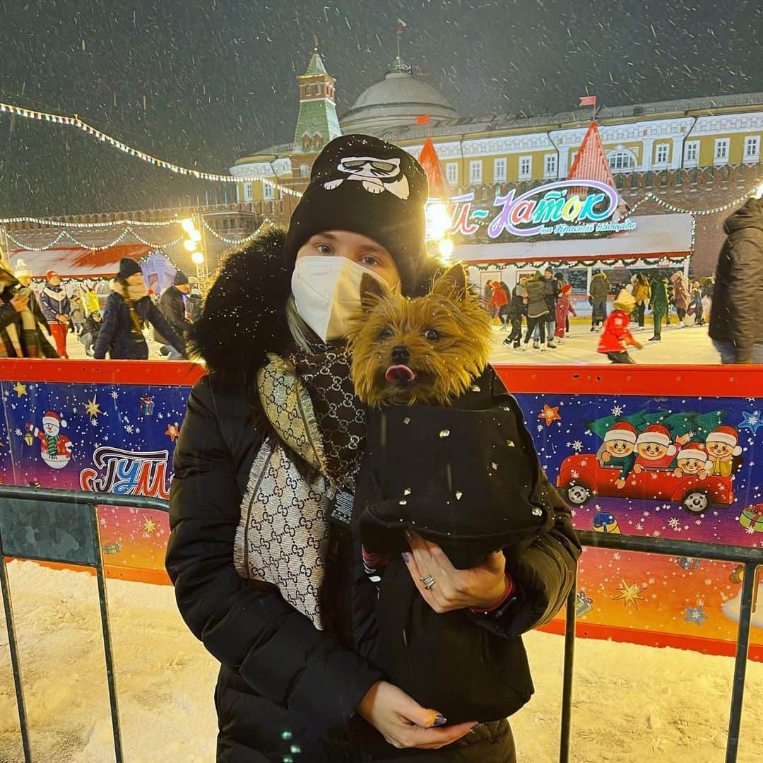 ヤナ・ノスコワのインスタグラム：「🐶❤️ последний денёк в моей любимой Москве... p.s. Догадайтесь кто так и не покатался на коньках?🙄」