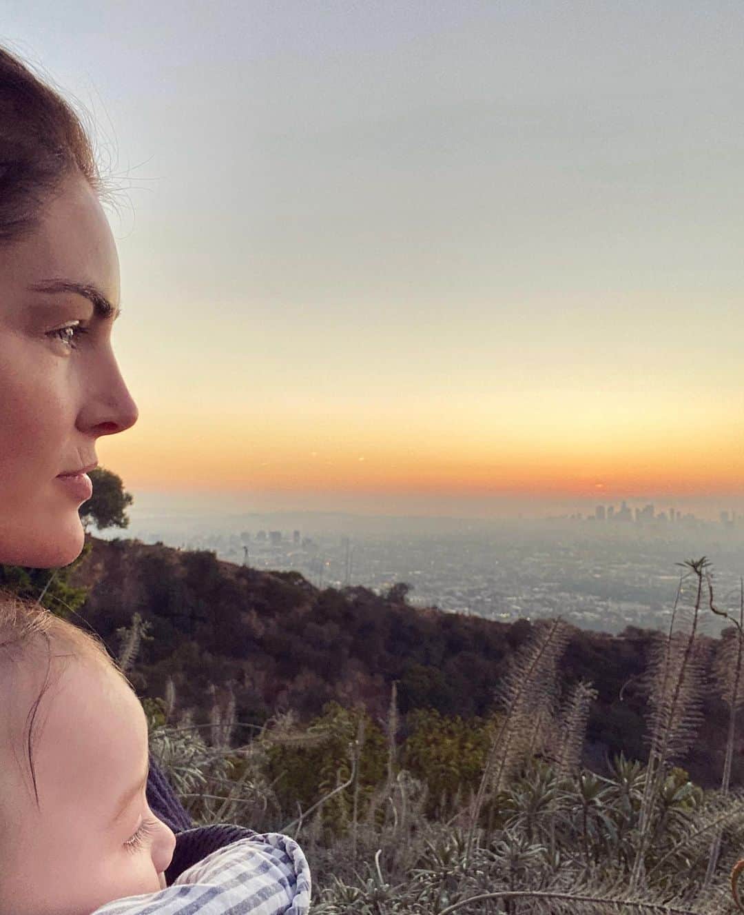 ヒラリー・ローダのインスタグラム：「Wrapped both of us up in a blanket and went outside to see the sunrise 🌄💛」