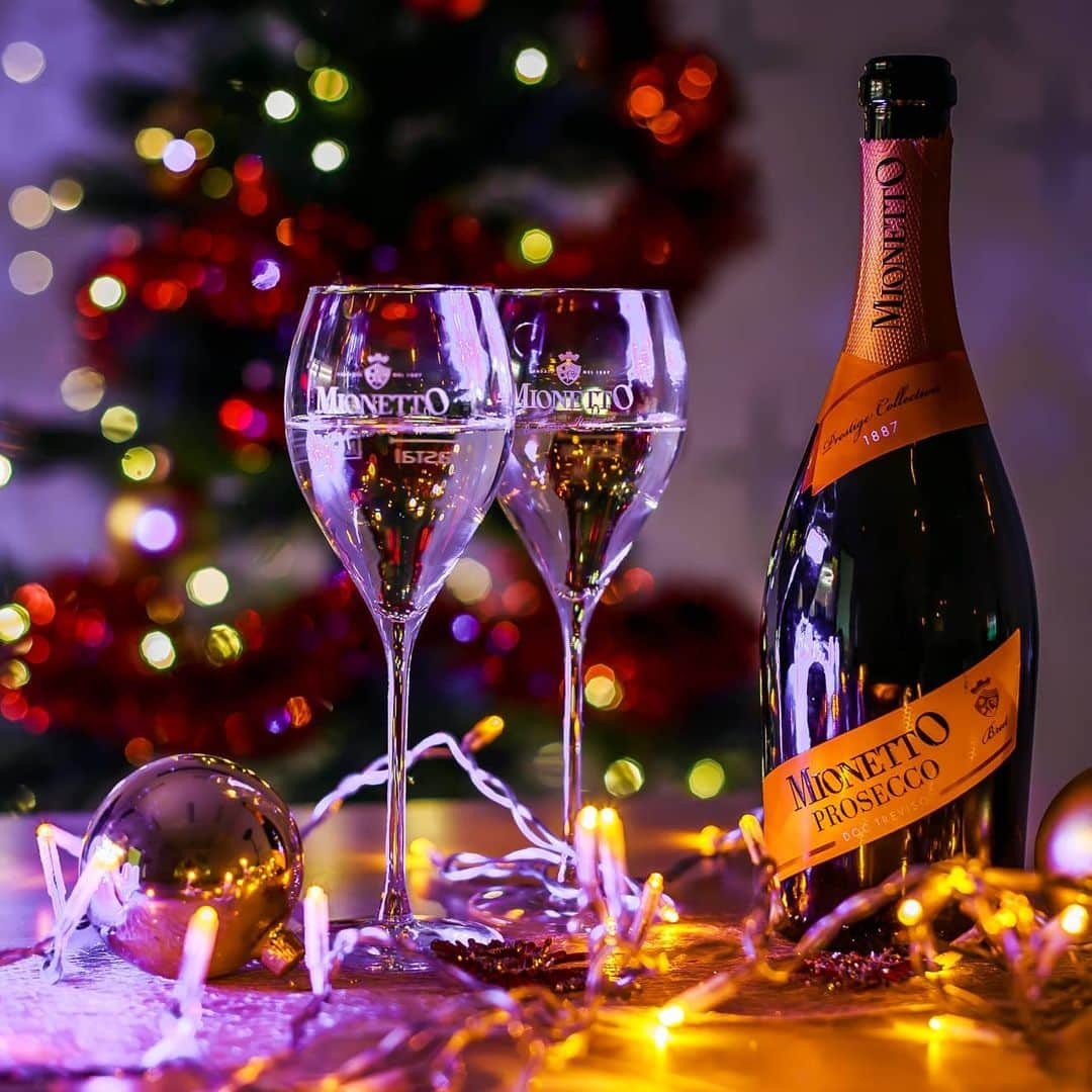 Mionetto Prosecco ČRのインスタグラム：「Pochlubte se, co jste našli pod stromečkem 😍 Bylo tam vaše oblíbené Mionetto? 🧡 🍾  #mionetto #mionettocz #prosecco #winter #roseprosecco」