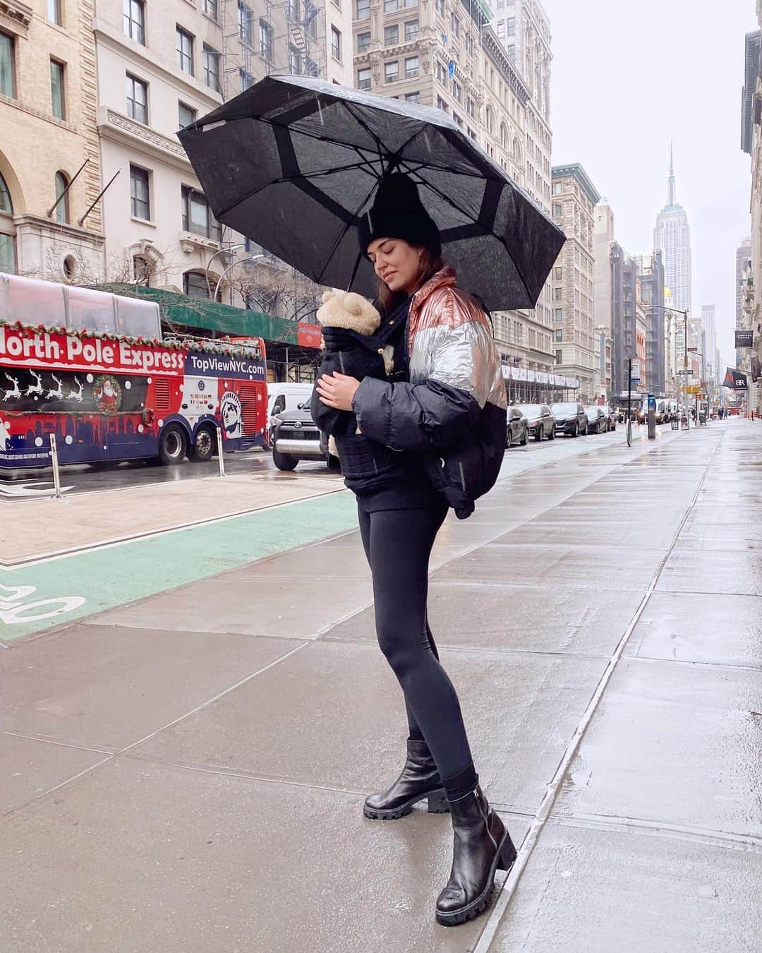 クララ・アロンソのインスタグラム：「Strolls with my mini bear 🐻」