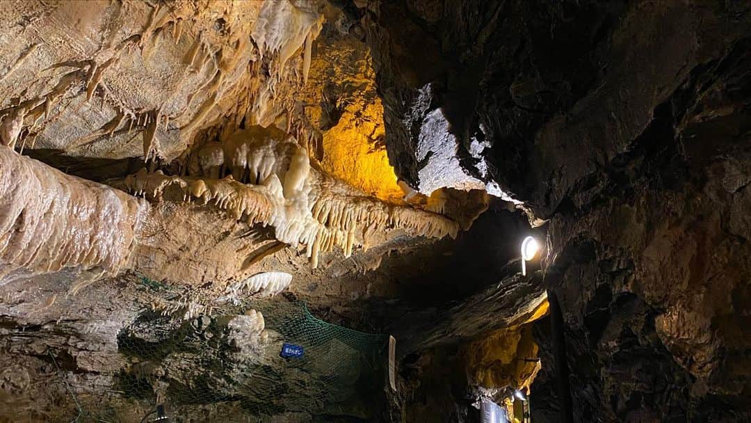 謝村梨帆さんのインスタグラム写真 - (謝村梨帆Instagram)「キアラリゾートでランチを食べて竜ヶ岩洞窟へ✨ 湖を見ながら素敵な空間でのランチに思わず長居してしまって 竜ヶ岩洞窟に着く頃には4時くらいになってしまい、暮れかかった山奥の洞窟へ一人で向かうのは勇気がいたけど、洞窟の中がイルミネーションされていたり、神秘的な景色が見れて行って良かった☺️ 岩手の竜泉洞の方がアドベンチャー要素強くてダイナミックで、こちらの竜ヶ岩洞の方は高低差もあまりないし観光向けにはちょうど良く楽しめる場所でした😁  #浜名湖 #休日一人旅  #浜松 #竜ヶ岩洞  #鍾乳洞  #洞窟イルミネーション  #kiaraリゾートアンドスパ浜名湖  #fos」1月5日 0時41分 - rihointernational