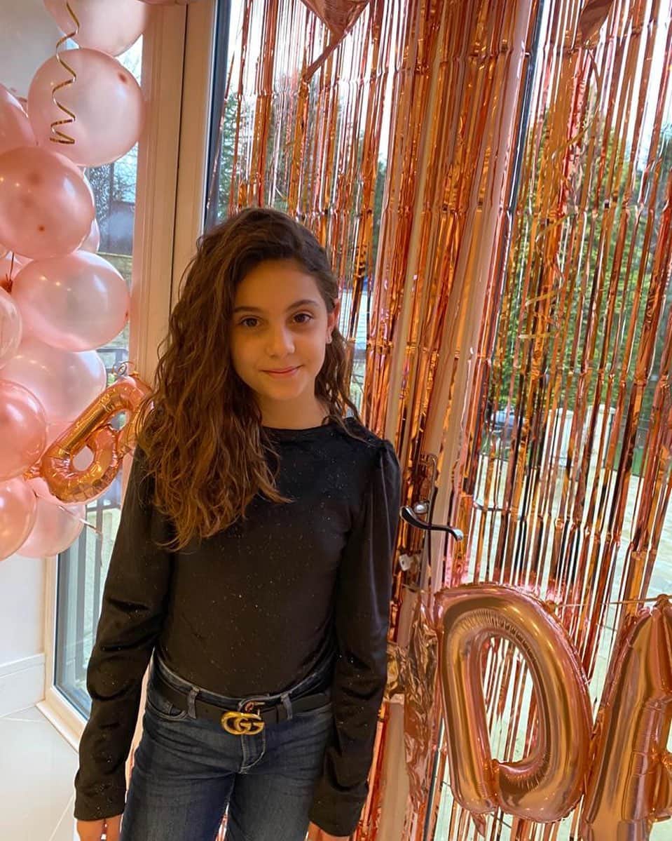 キコ・カシージャのインスタグラム：「Muchas felicidades princesa!!10 años ya...Por fin hemos podido pasar un cumpleaños juntos!! Disfruta de tu día y sigue sonriendo, Te quiero!!🎂1️⃣0️⃣🎊🎊」