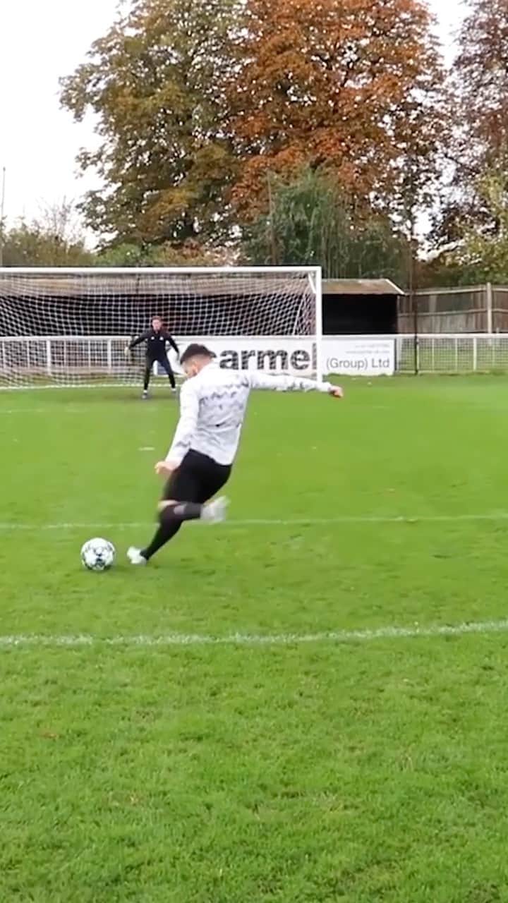 F2Freestylersのインスタグラム：「“Bread and Butter” 🍞🧈 Would this be in your Top 10 goals? One of my favourite goals on set with the ledge @declanrice 🤝  🎥 New video out now link in bio!」