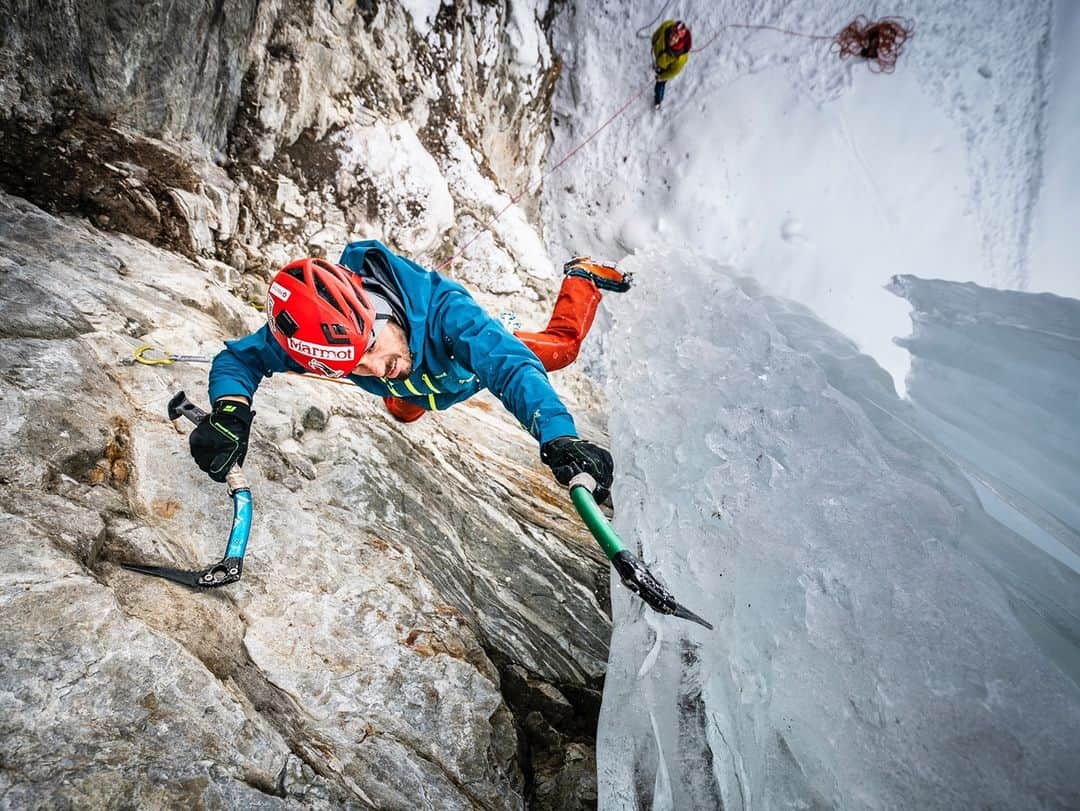 のインスタグラム：「"Quebec ice. It’s up there. The climbs can be big, remote and cold—but they can also be straightforward and a stone’s throw from the road. And the setting is tough to beat: As soon as you cross the border or step off the plane it feels as if you’ve been whisked to another continent, especially since the predominant language is French.  Quebec holds three percent of the planet’s fresh water. Combine that world’s largest reserve and some of the coldest recorded temperatures in North America and you have some of the best (and most overlooked) ice climbing on the planet. The ice begins to come into condition in November. The best combination of longer days and slightly higher temperatures is February and March." - Marmot athlete @petetakeda   #mixedsport #marmotbeta #marmotvertclub  Photo: @stefan.voitl」