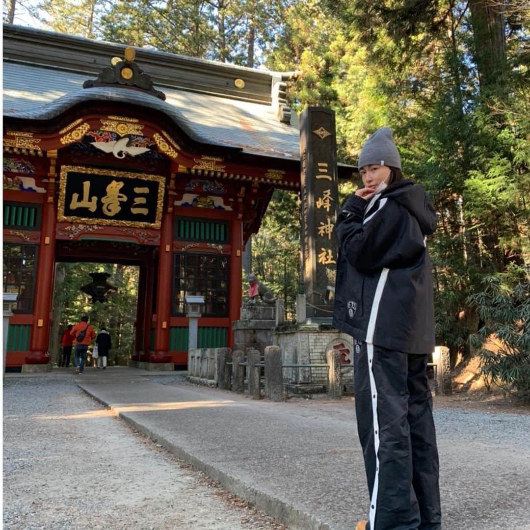 長谷川京子さんのインスタグラム写真 - (長谷川京子Instagram)「三峰神社に初めての参拝を。 よく晴れたし、神社の程近くで鹿の親子に遭遇したし、神社で食べたお餅が美味しかったし。 何より神社内が本当に清々しくて、2021年はきっと良い年になるだろうと確信した、今日でした。 #三峰神社#ドライブ#ambush」1月5日 0時50分 - kyoko.hasegawa.722