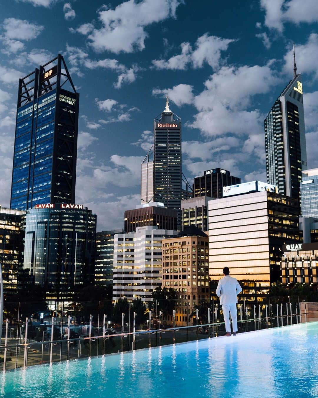 リッツ・カールトンのインスタグラム：「Discover unforgettable evenings overlooking the city at The Ritz-Carlton, #Perth. #RCMemories」