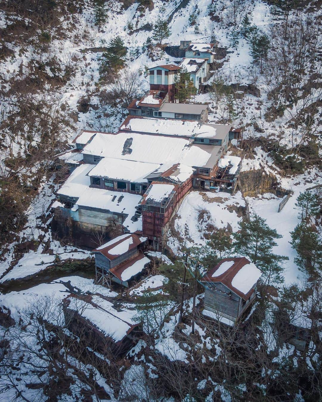 啝 （わ）のインスタグラム：「Abandoned Mine 𓆲 𓆲 𓆲 #droneoftheday #djimavicpro #djiglobal #drone #dronephotography #dronestagram #dji #topdronephotos #fromwhereidrone #wedroneasia #droneosoar #skyhilife  #japan_urbex #JJ_URBEX #made_in_decay #kf_urbandonedmasks #KINGS_ABANDONED #m3xtures #Meistershots #moodygrams #nature_takes_over #natures_reclaim #ominous_perfection #pr0ject_uno #rsa_preciousjunk #savethedecay #sfx_decay」