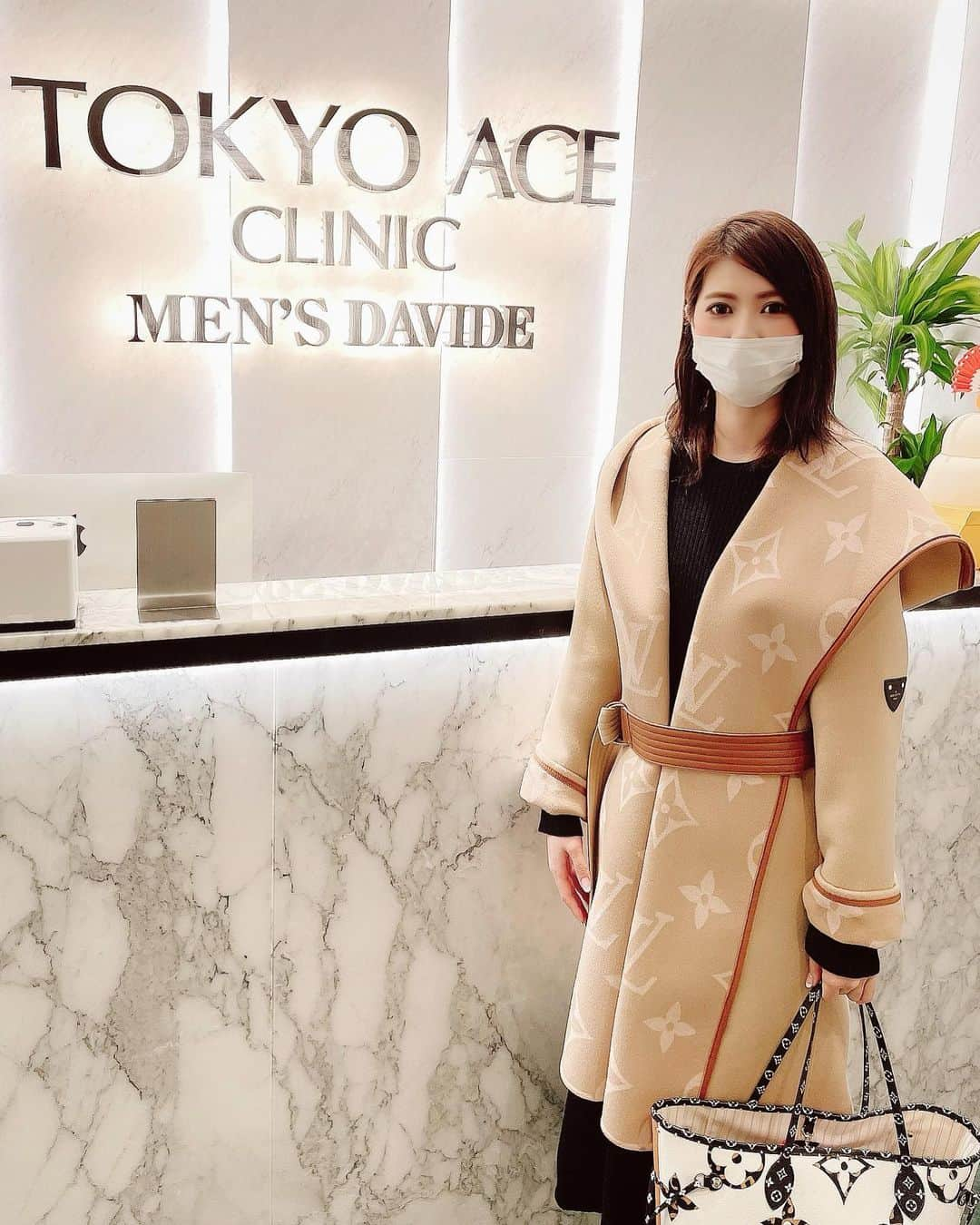 RabichePowのインスタグラム：「今日は明日花キララさんプロデュースの @tokyo_ace_clinic  TOKYO ACE CLINIC心斎橋院でダーマペンしてきました♡ . 美肌オタクでお肌を変えることは 清潔感が出たり綺麗に見えたりするので 色々頑張ってますが自分で出来ない 最新美容医療は効果に即効性があるからいいね❤️ . ダーマペンは肌に細かい穴を開けて肌が回復する過程で コラーゲンを活性化させて 人間が持っている再生力で内側からハリ感を出してくれる 最強な治療なので自分では限界ある美肌ケアができて満足🥰💕 . クリニックの先生も丁寧に説明して下さったり スタッフさんや看護師さんも優しいし なによりめっちゃ綺麗で説得力の塊でした🤣❤️ . 私は寝てしまいそうなくらいリラックスして 塗る麻酔も丁寧にしてくださったけど 全く痛くなかった❤️ . いつも美容系の情報はたくさん質問頂くので また少ししたらストーリーにビフォーアフター載せようかな❤️ . つるんつるんになったらいいな🥰 . . #tokyo_ace_clinic #美容皮膚科 #ダーマペン4 #肌質改善#美肌オタク  #明日花キララ様 #美容#美肌ケア」