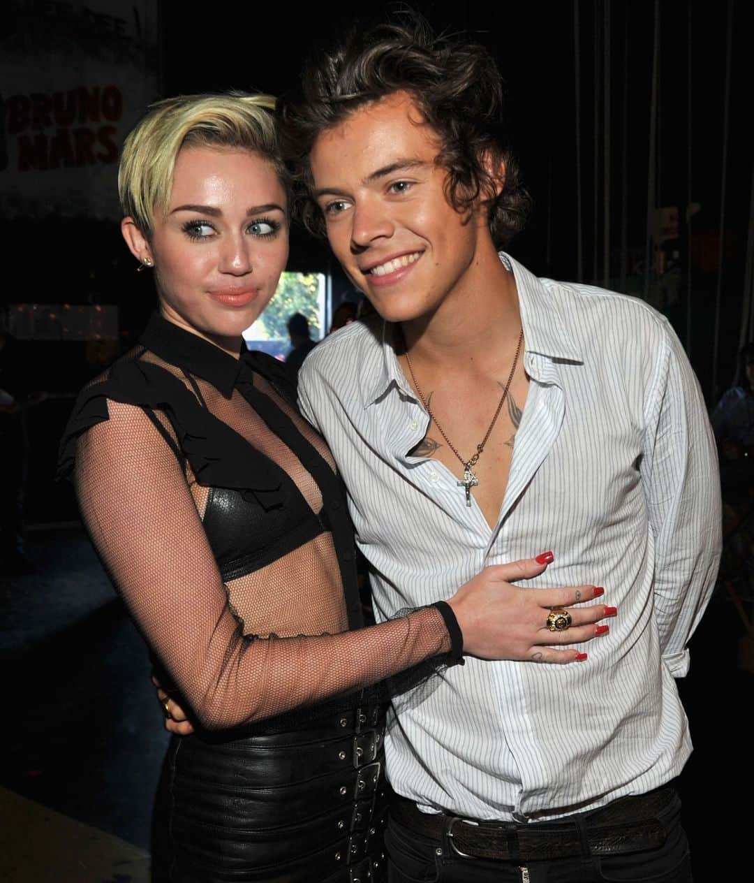 E! Onlineさんのインスタグラム写真 - (E! OnlineInstagram)「If you checked out the last two weeks, we have you covered with everything you may have missed during the holiday break. Miley Cyrus shooting her shot with Harry Styles, accusations about Hilaria Baldwin's accent, a new married couple, and more is at the link in our bio. (📷: Getty)」1月5日 1時00分 - enews