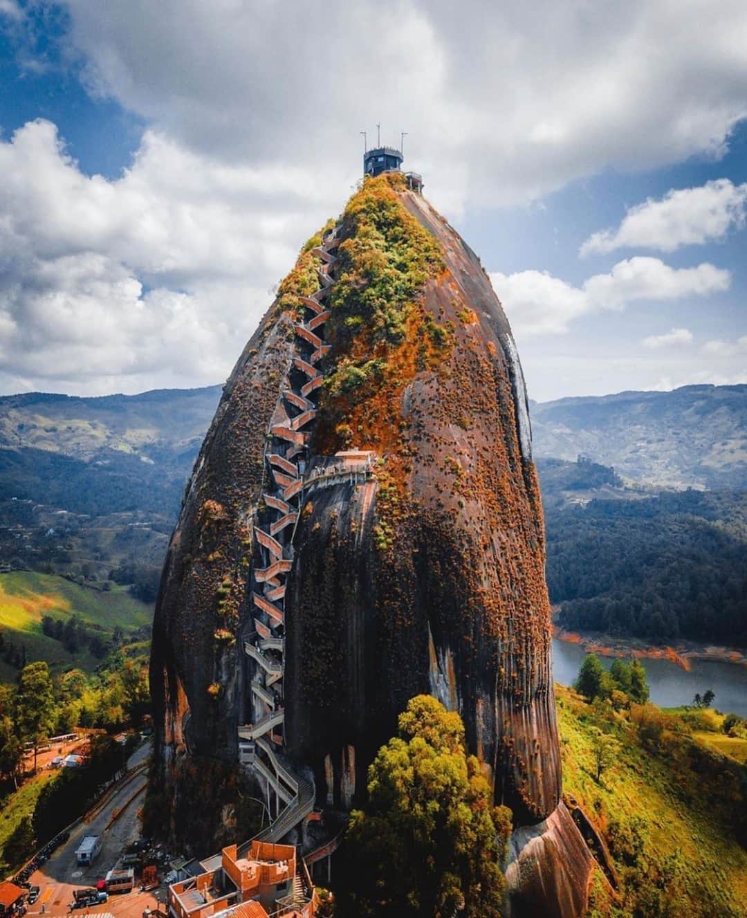 Earth Picsさんのインスタグラム写真 - (Earth PicsInstagram)「El Peñón de Guatapé in Colombia 🇨🇴 It towers up to 200 meters and takes 650 steps to reach the top 🤯 Would you be up for the chanllenge to reach the top? 📷 @jguzmannn」1月5日 1時00分 - earthpix