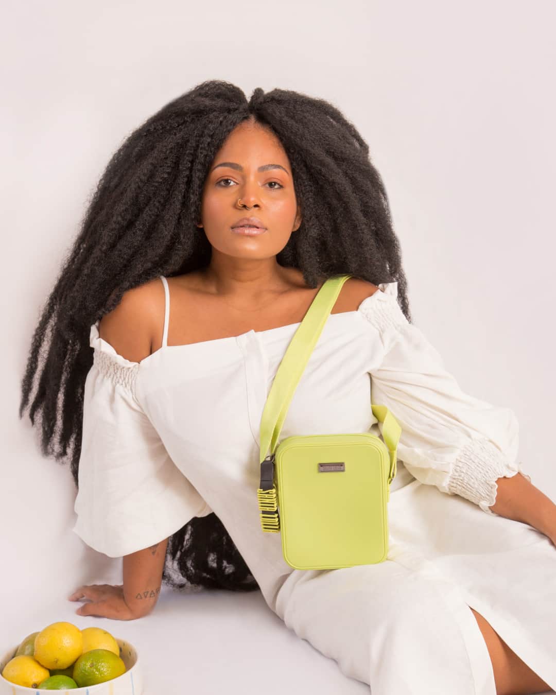 Santa Lollaのインスタグラム：「O verde Avocado faz parte da linha Good Vibes e também vem com um significado especial que representa 100% a @babilouisee: Alegria contagiante para um 2021 mais leve e divertido. Desliza para o lado e confira o look completo da Babi! [ Bolsa R$189,90 • Flip Flop R$69,90 ] #santalollaverao21 #goodvibes #colors #flipflop #SLhandbags #avocado」